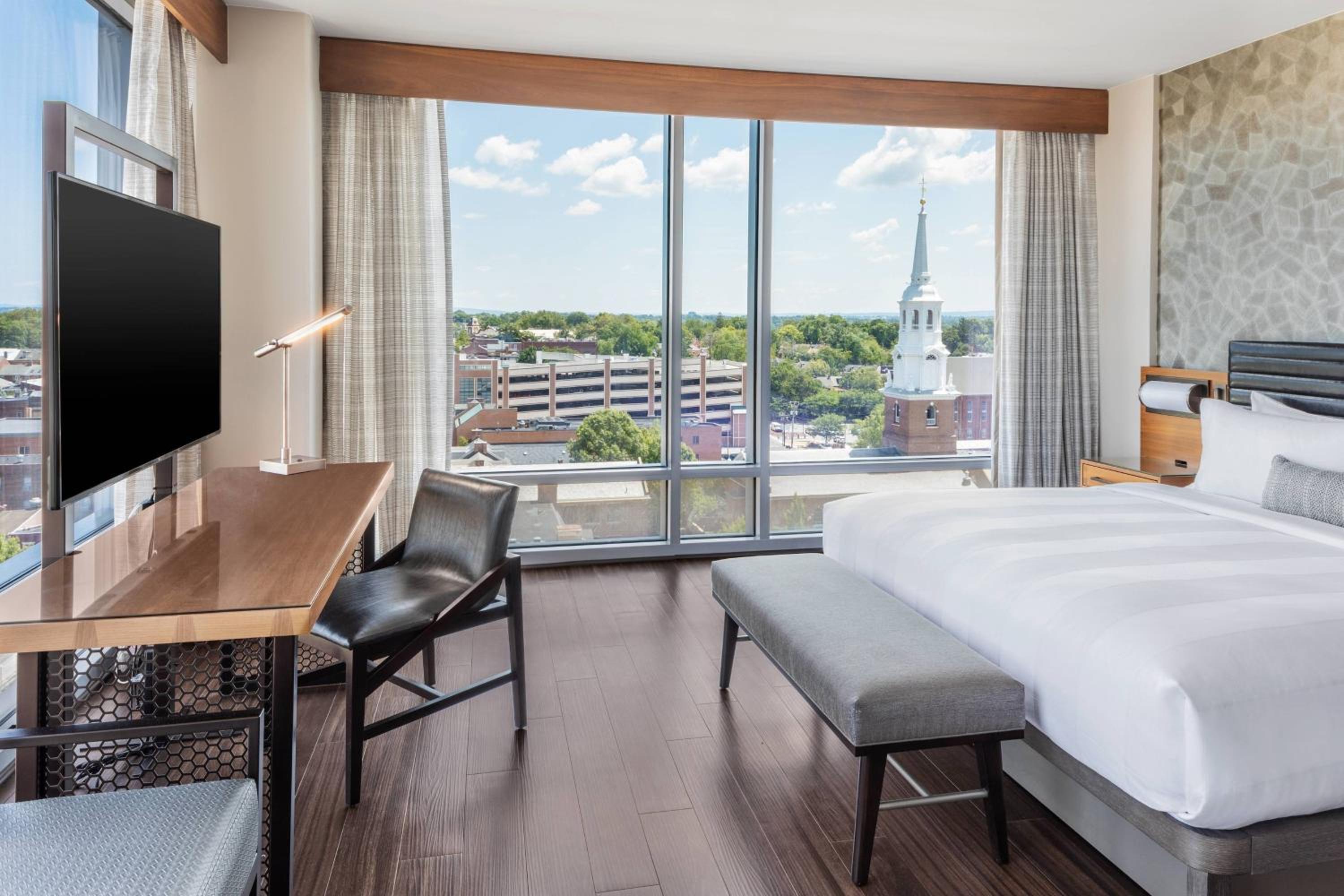 Executive Corner Suite, 1 King - Photo 6
