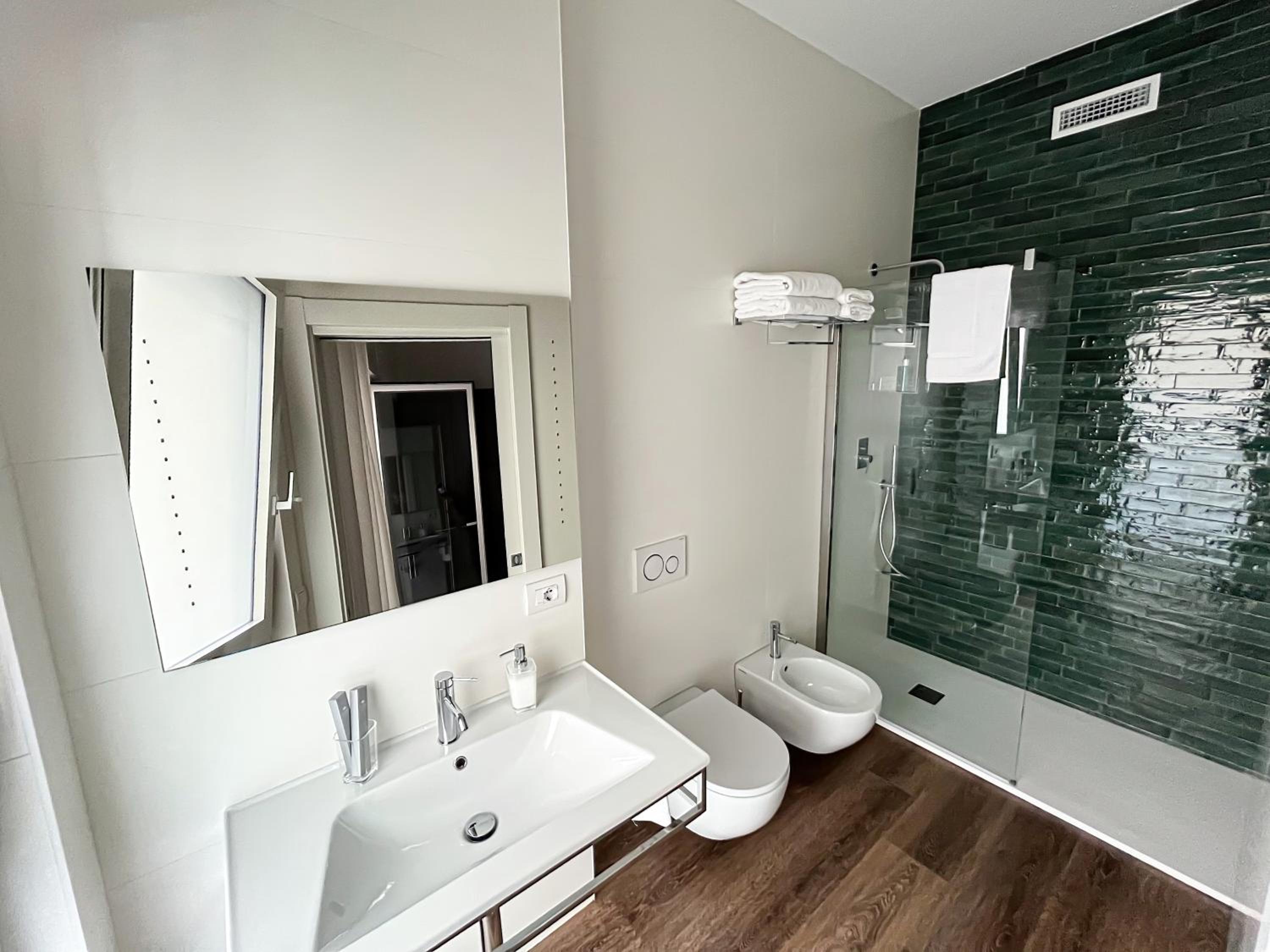 Deluxe Room - Photo 12