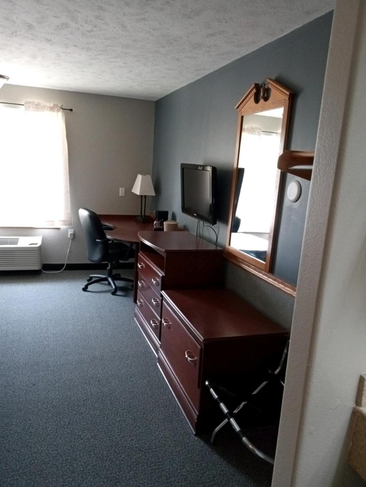 Queen Room with Two Queen Beds - Photo 3