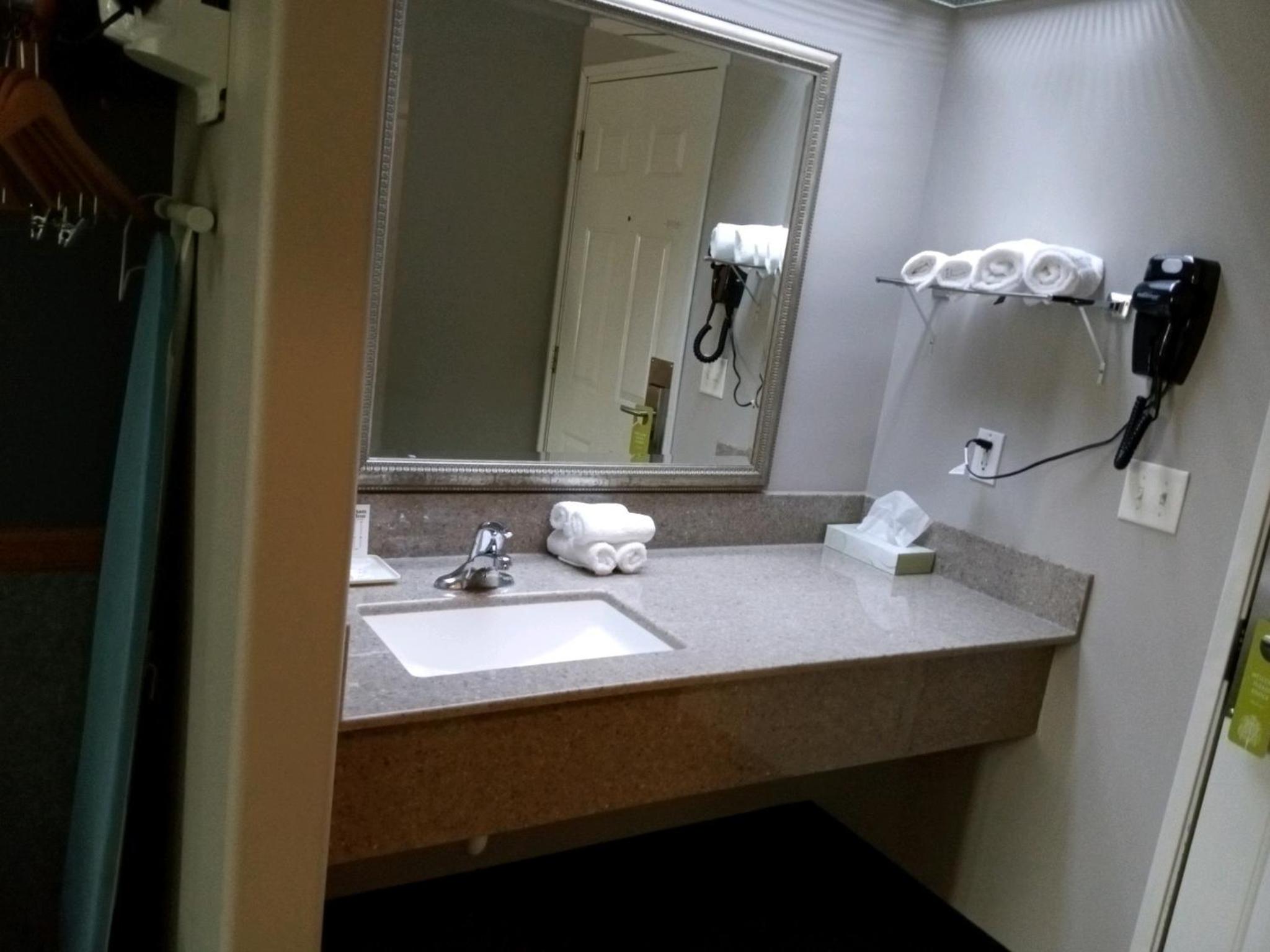 Queen Room with Two Queen Beds - Photo 4