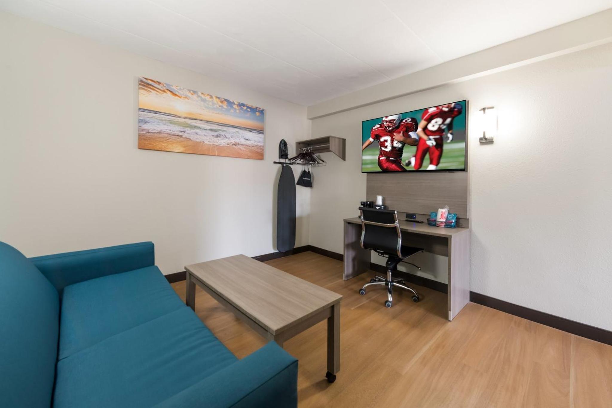 Suite with Two Double Beds with Partial Ocean View Smoke Free - Photo 8