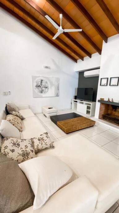 Five-Bedroom House photo 3