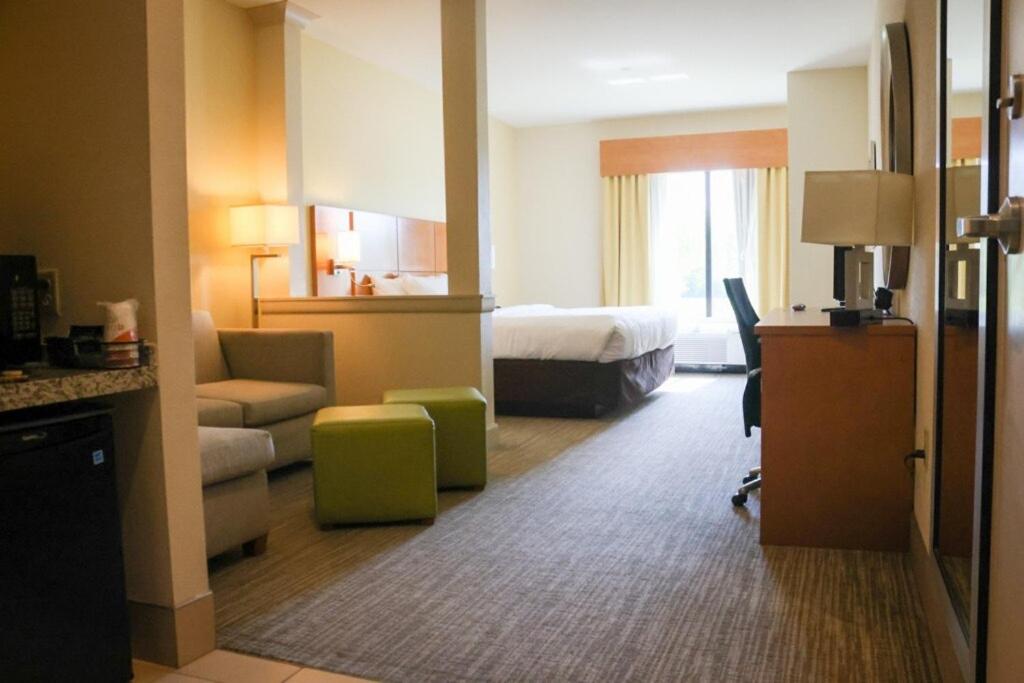 King Suite with Roll-In Shower - Accessible/Non-Smoking photo 1