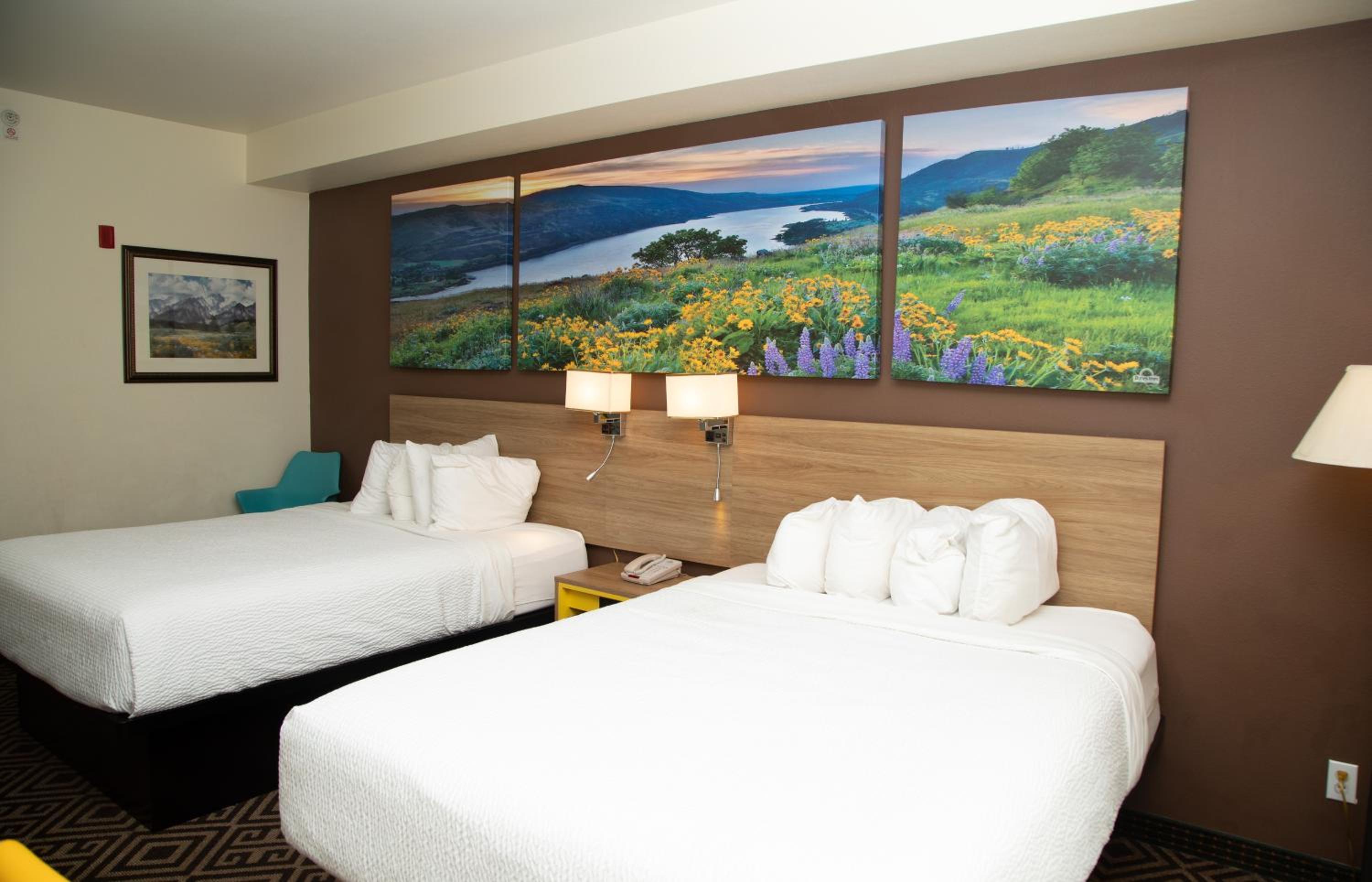 Queen Room with Two Queen Beds - Non Smoking - Photo 7