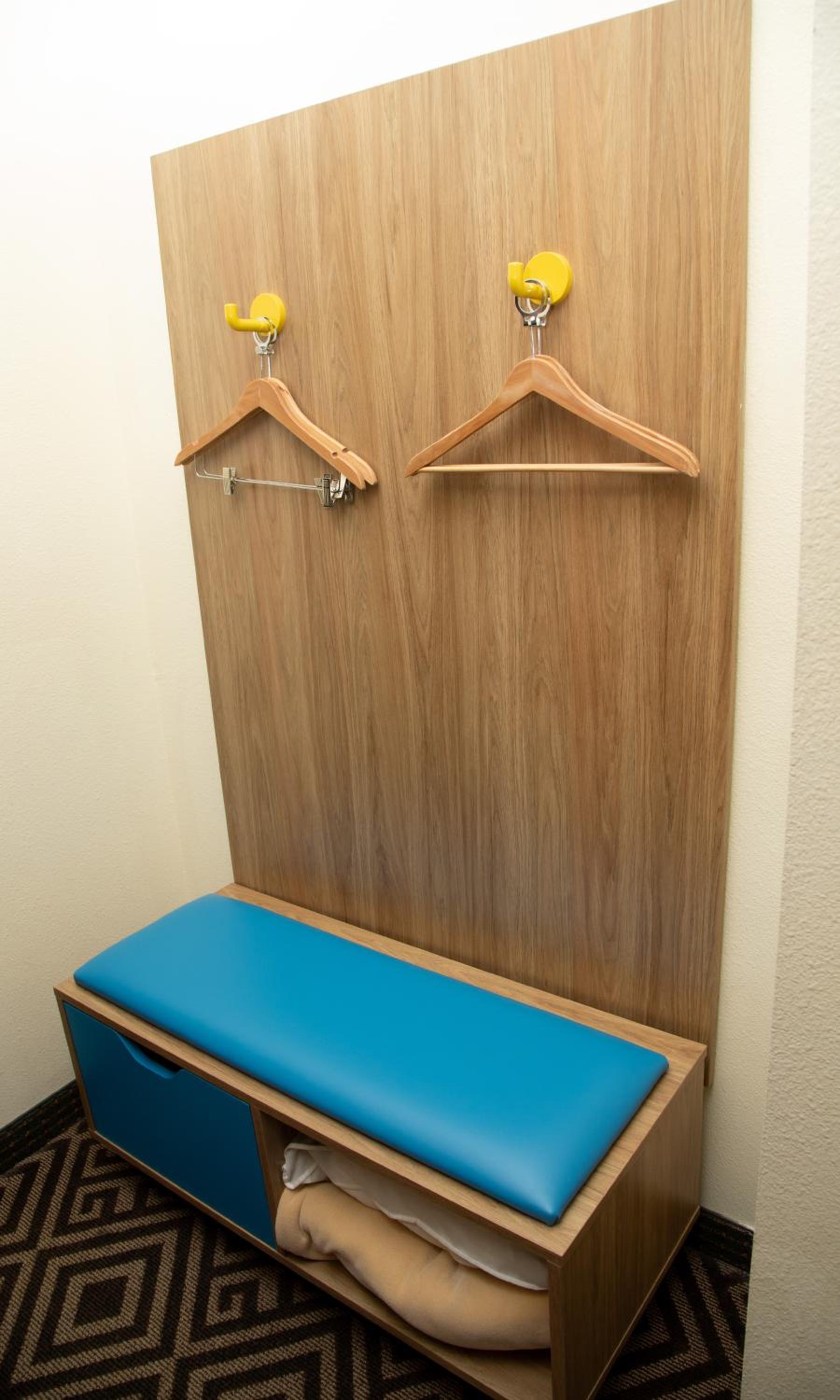 Queen Room with Two Queen Beds - Non Smoking - Photo 3