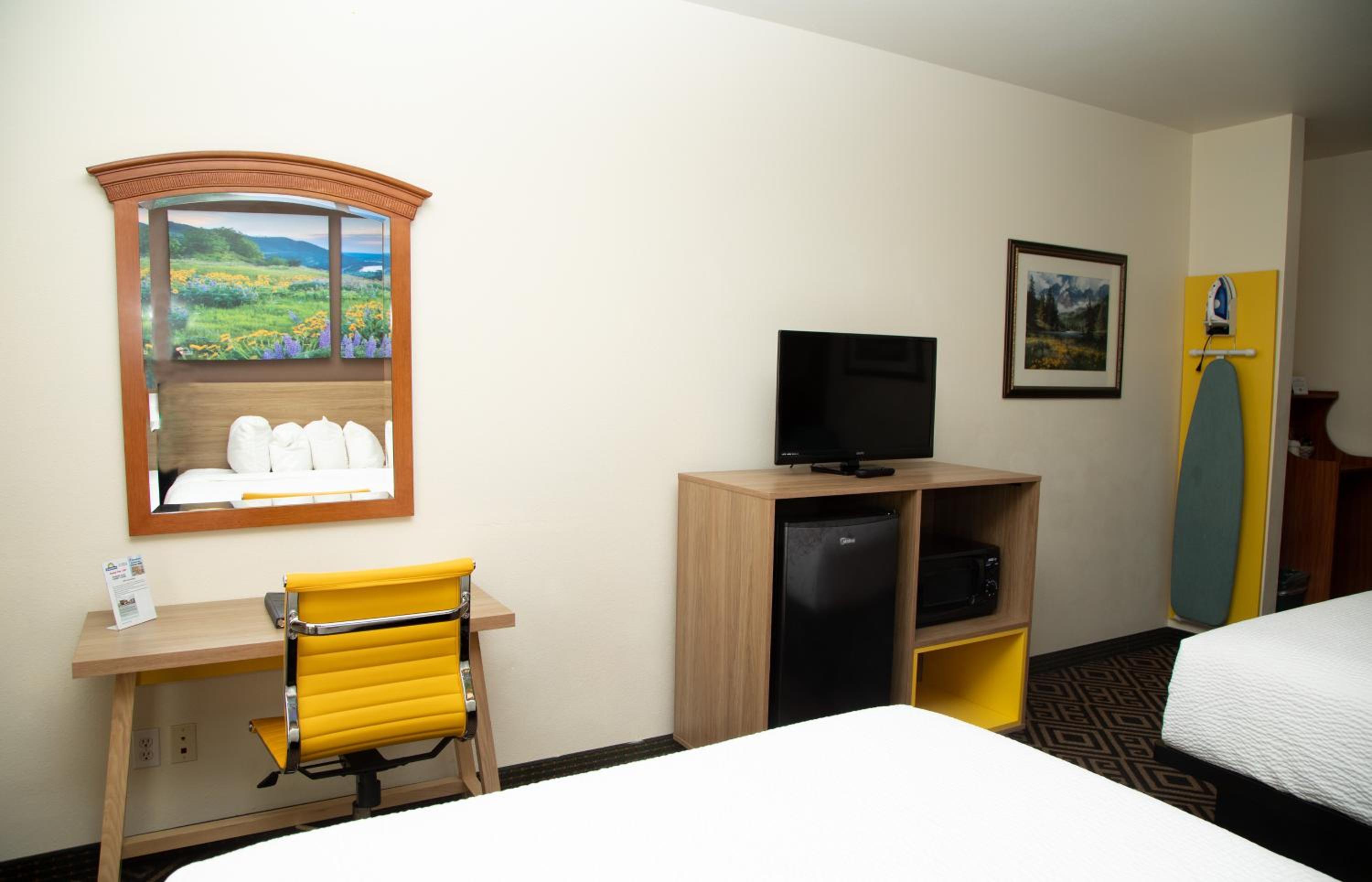Queen Room with Two Queen Beds - Non Smoking - Photo 11