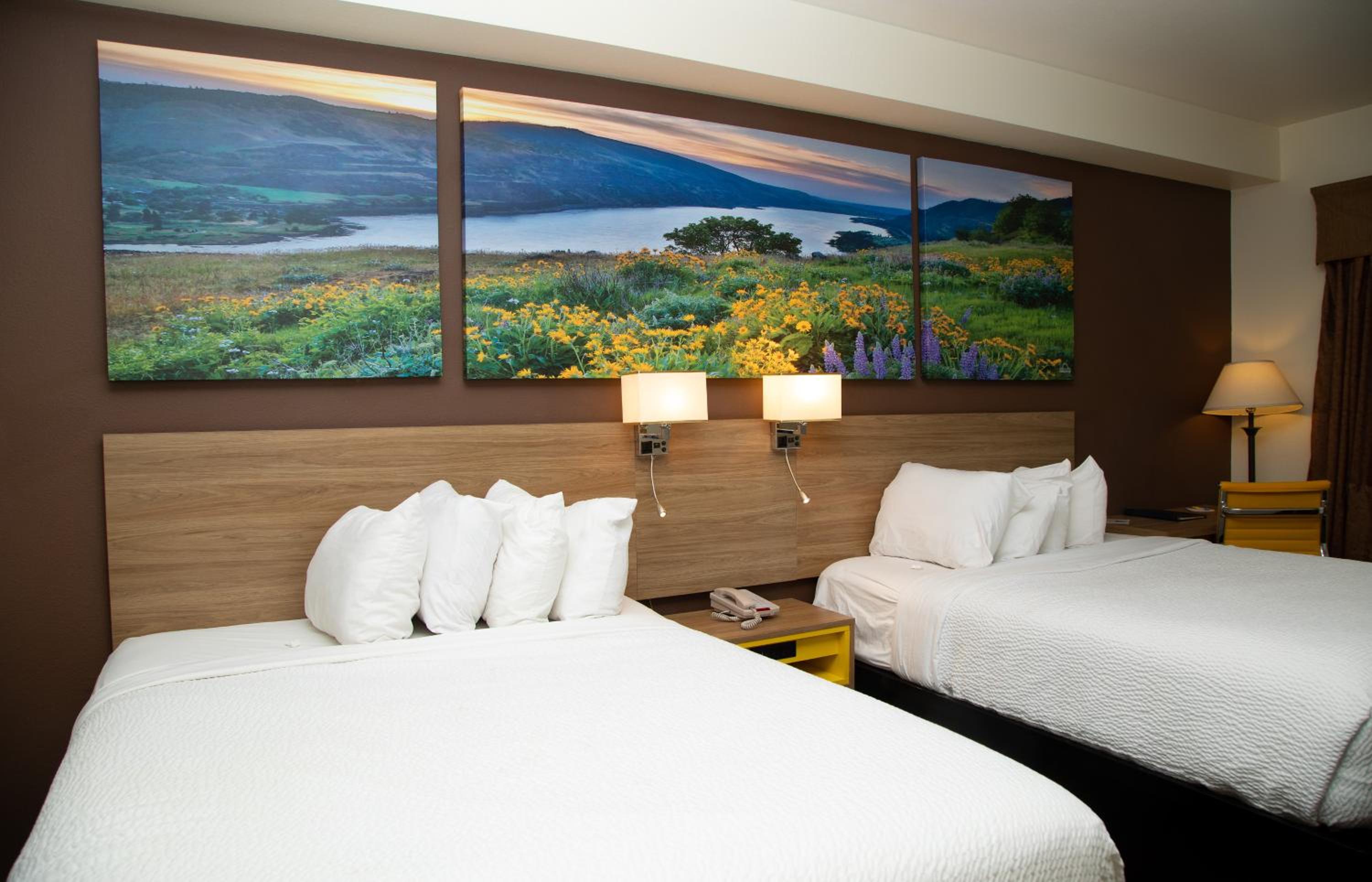 Queen Room with Two Queen Beds - Non Smoking - Photo 6