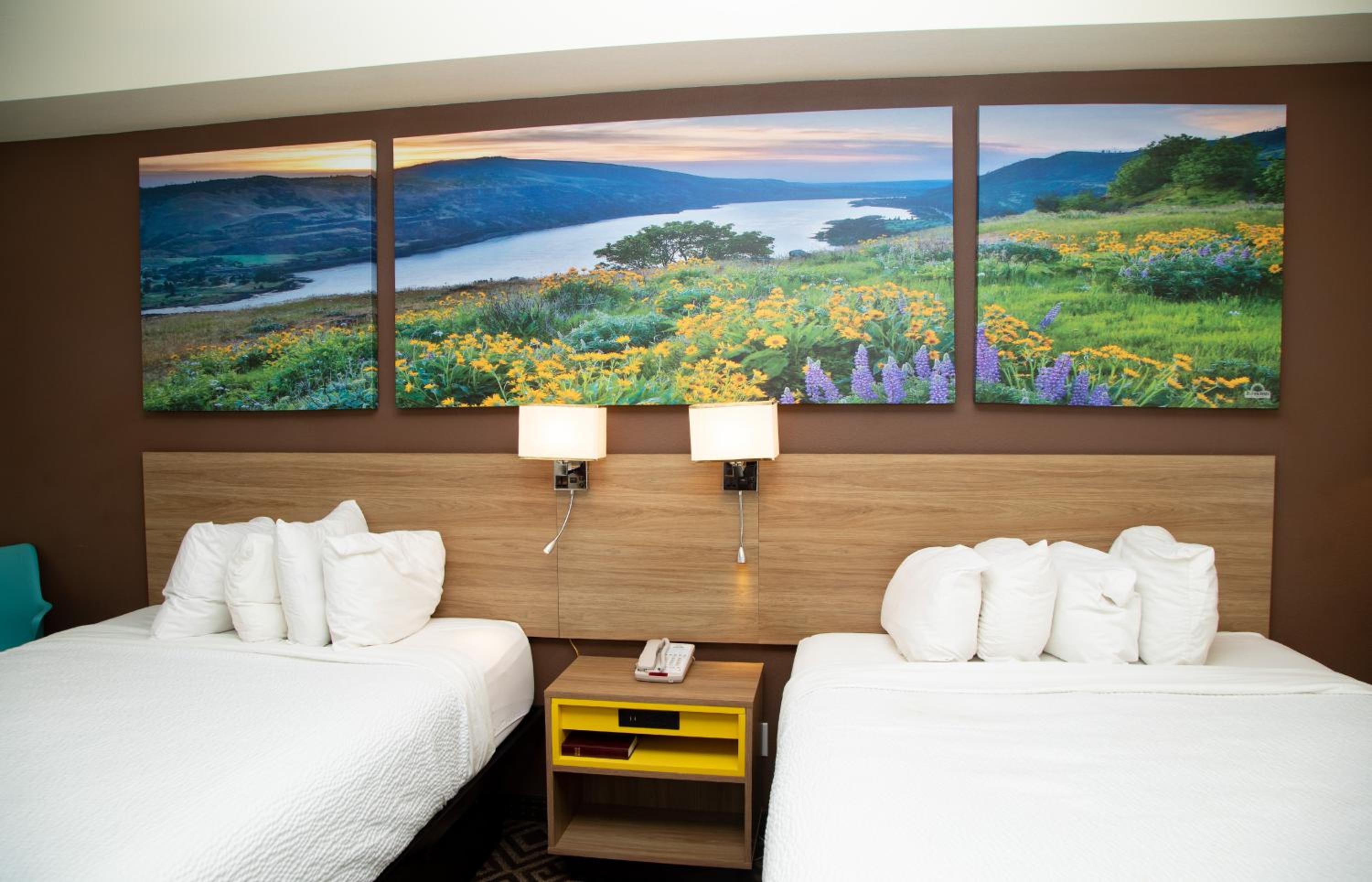 Queen Room with Two Queen Beds - Non Smoking - Photo 5