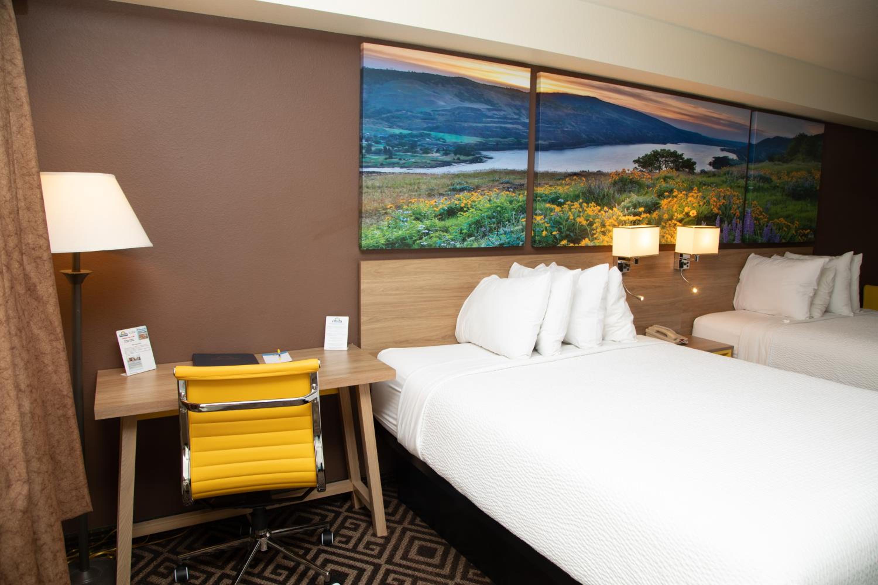 Queen Room with Two Queen Beds - Non Smoking - Photo 8
