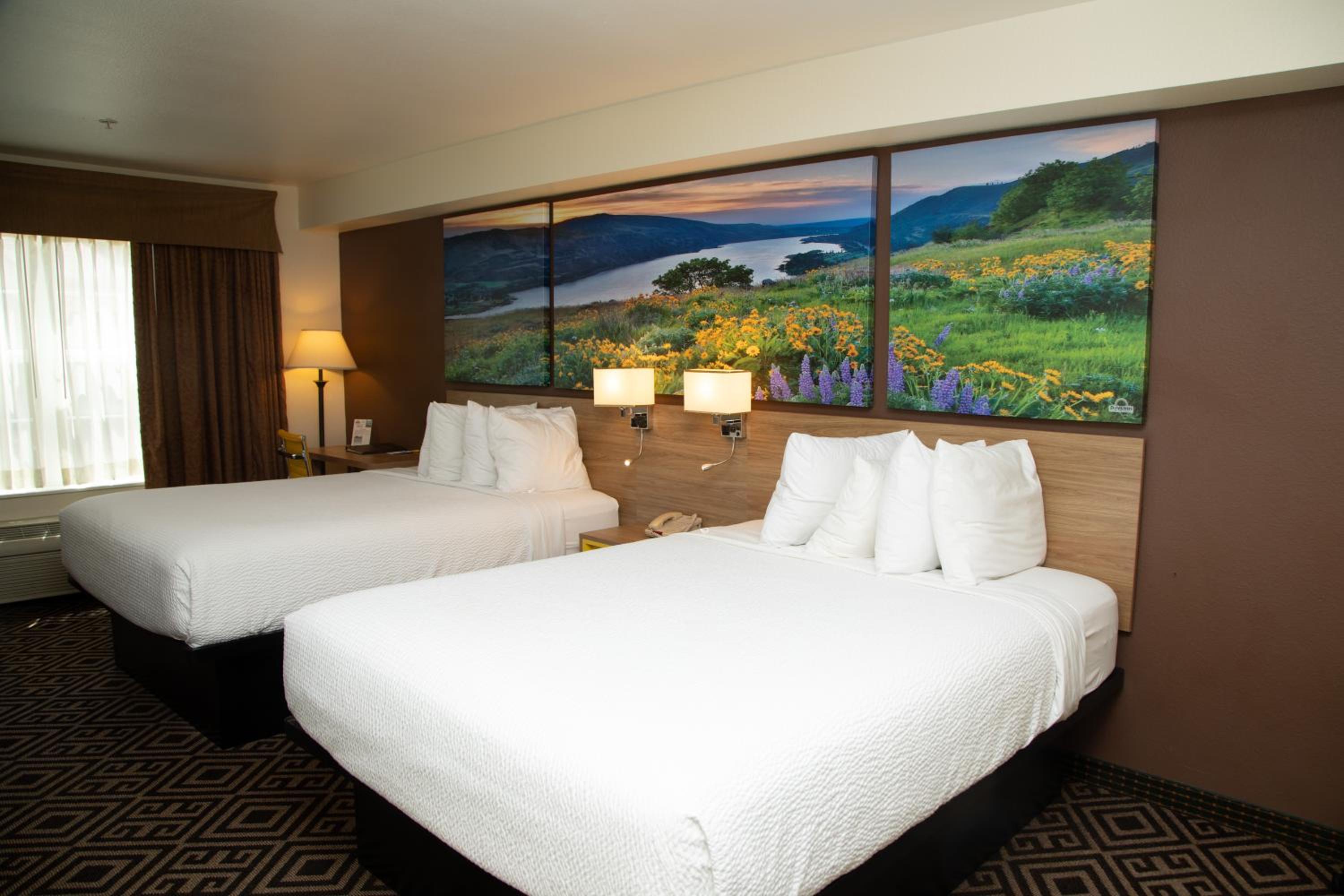 Queen Room with Two Queen Beds - Non Smoking - Photo 4