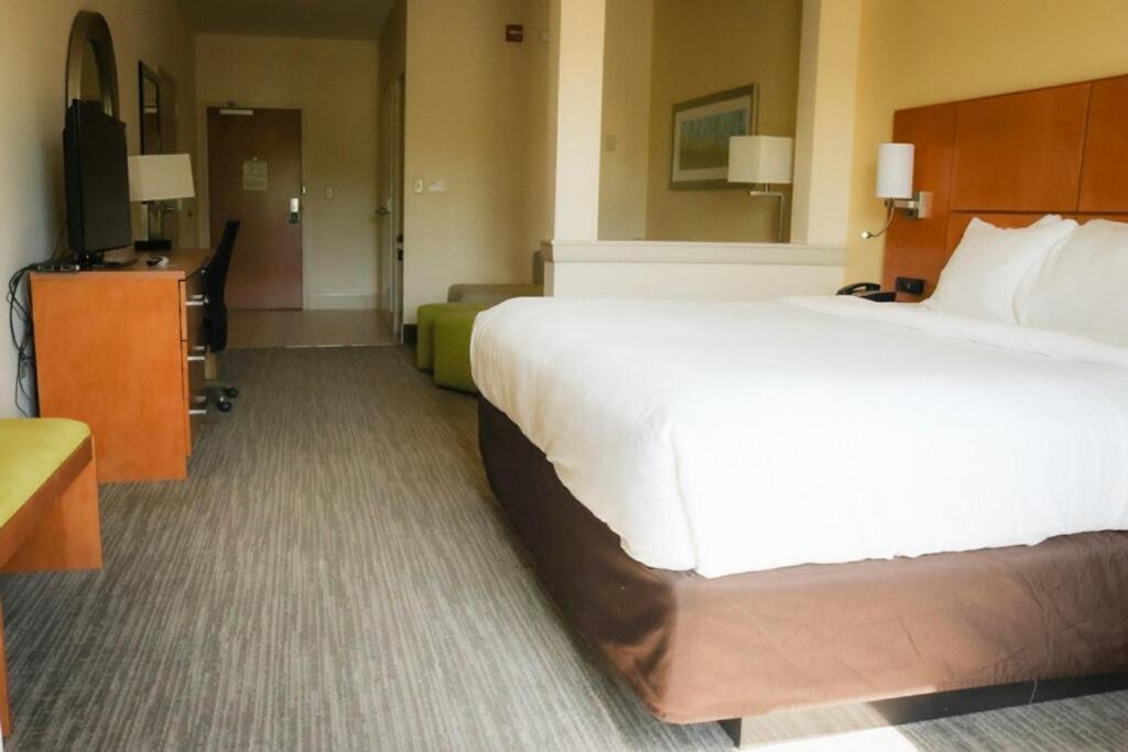 King Suite with Roll-In Shower - Accessible/Non-Smoking photo 3