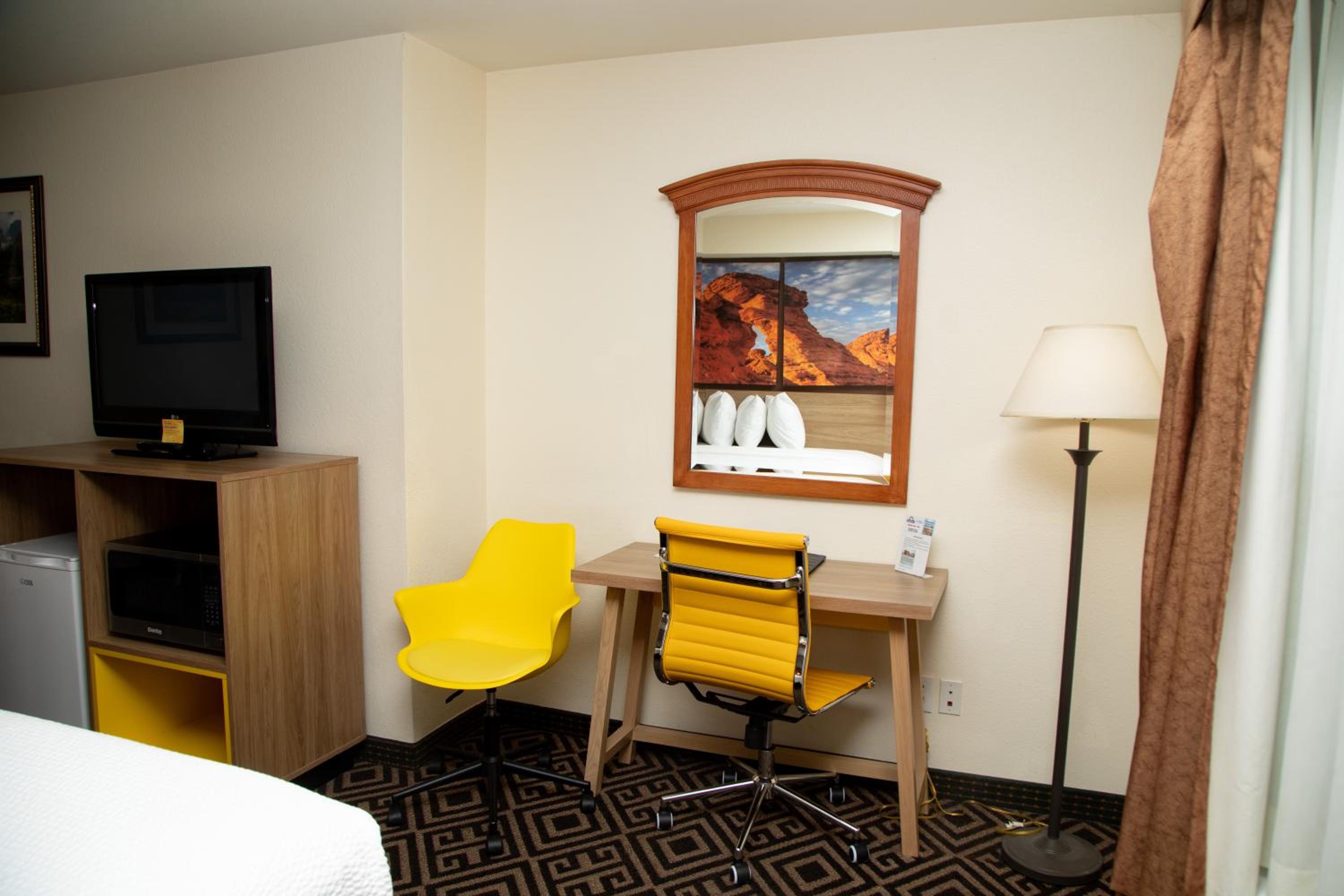 Queen Room with Two Queen Beds - Non Smoking - Photo 9