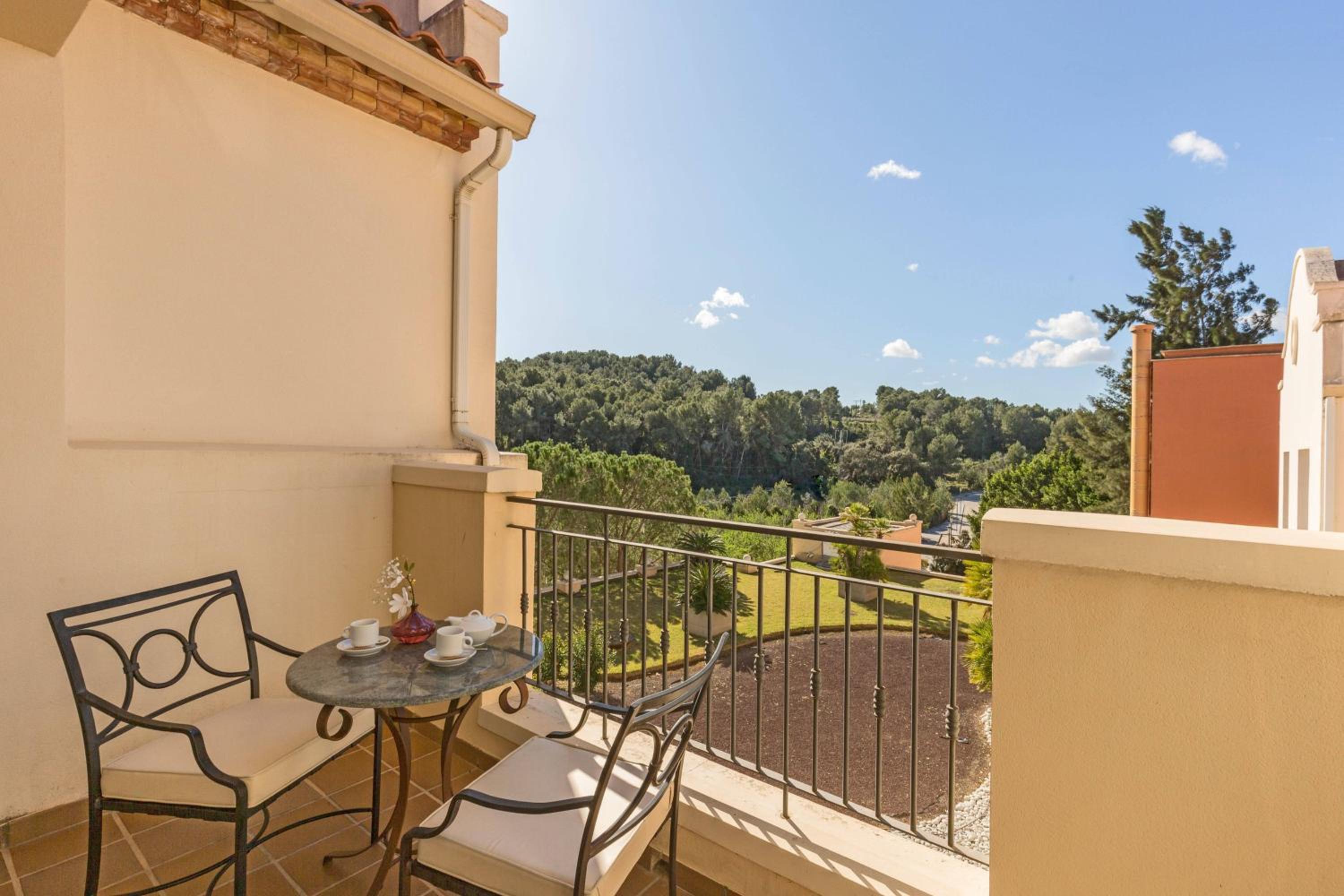 Standard King Suite with Sofa Bed, Balcony and Inland View thumbnail 5