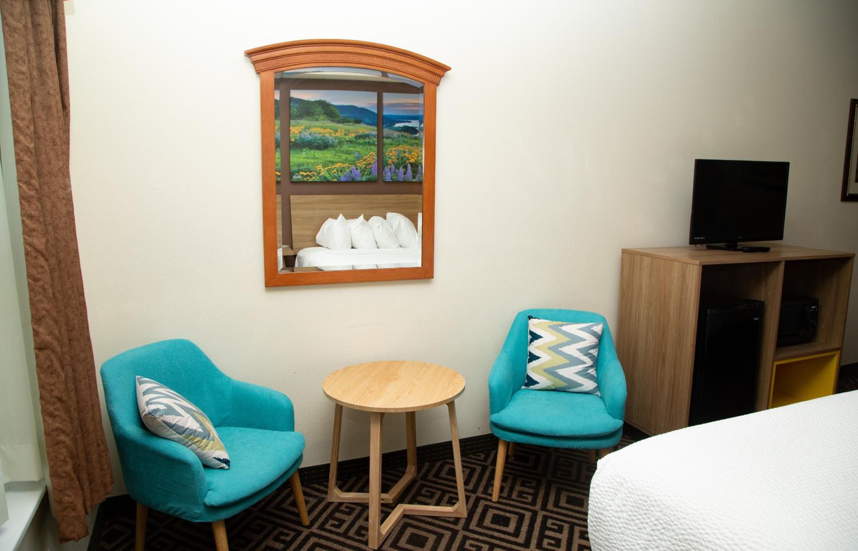 Deluxe Queen Room with Two Queen Beds - Non-Smoking - Photo 2