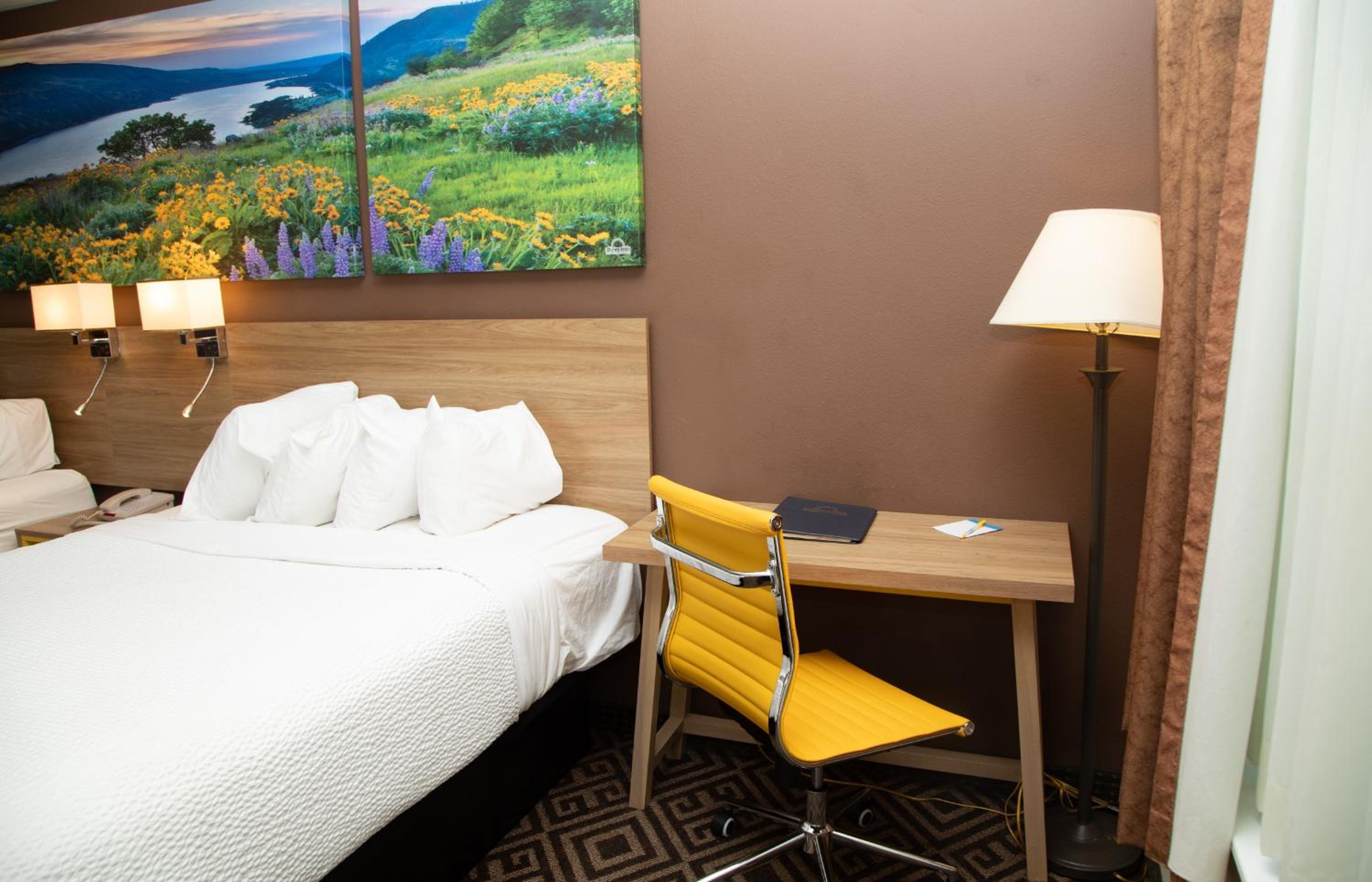 Deluxe Queen Room with Two Queen Beds - Non-Smoking - Photo 12