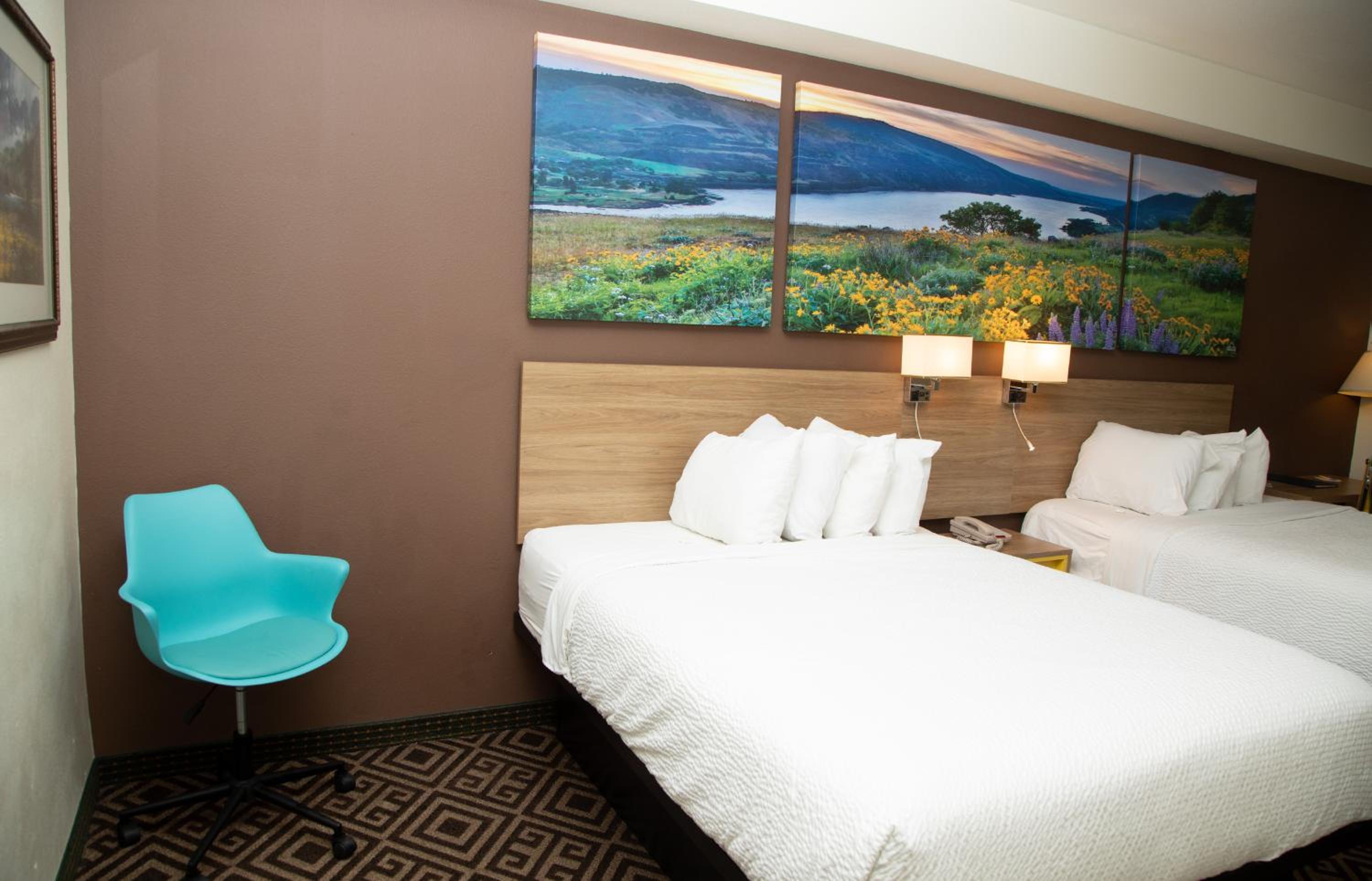 Deluxe Queen Room with Two Queen Beds - Non-Smoking - Photo 7