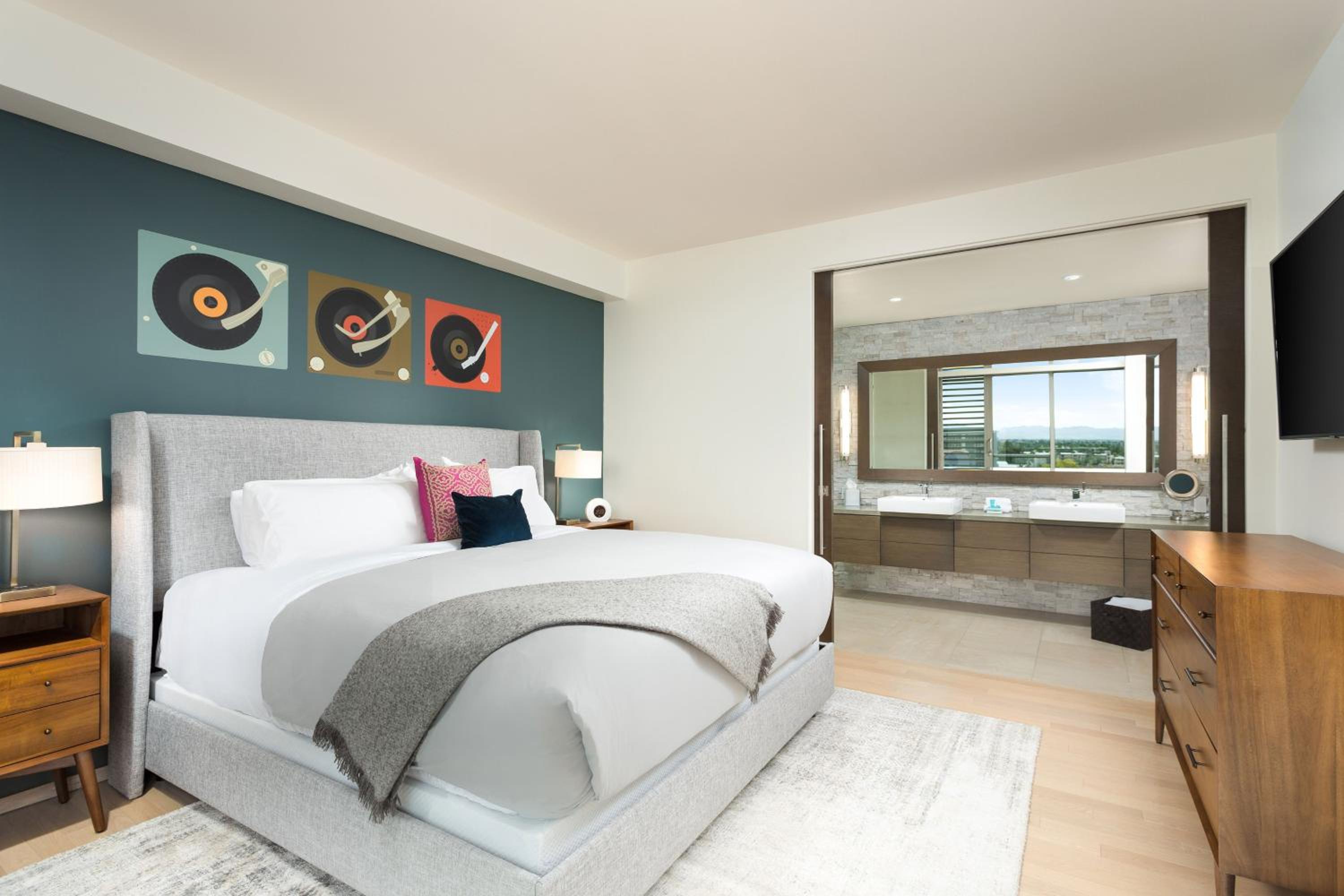 Two-Bedroom Oasis Residential Suite photo 2