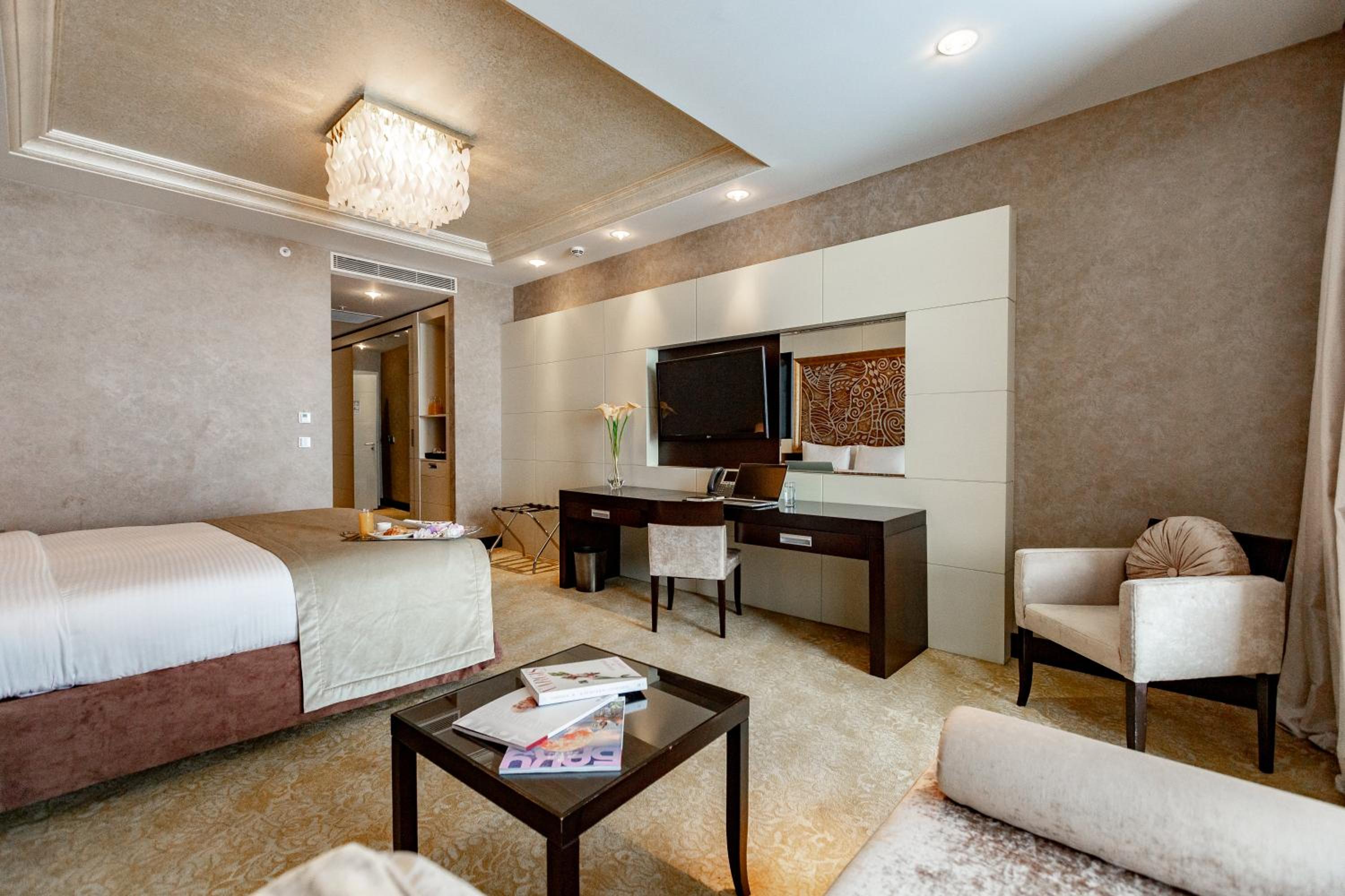 Superior Twin Room with Plaza View photo 1