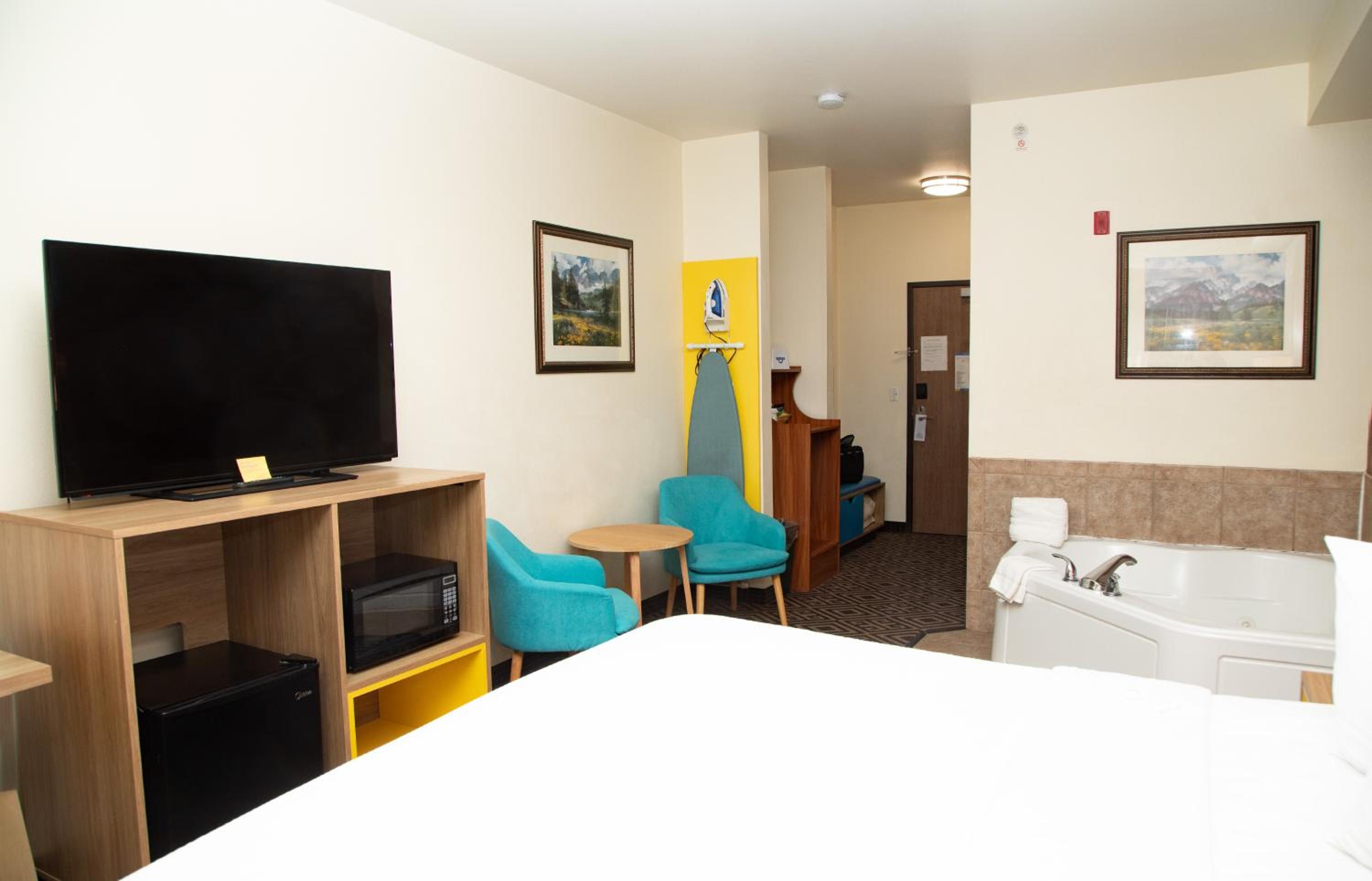 King Suite with Spa Bath- Non-Smoking - Photo 2