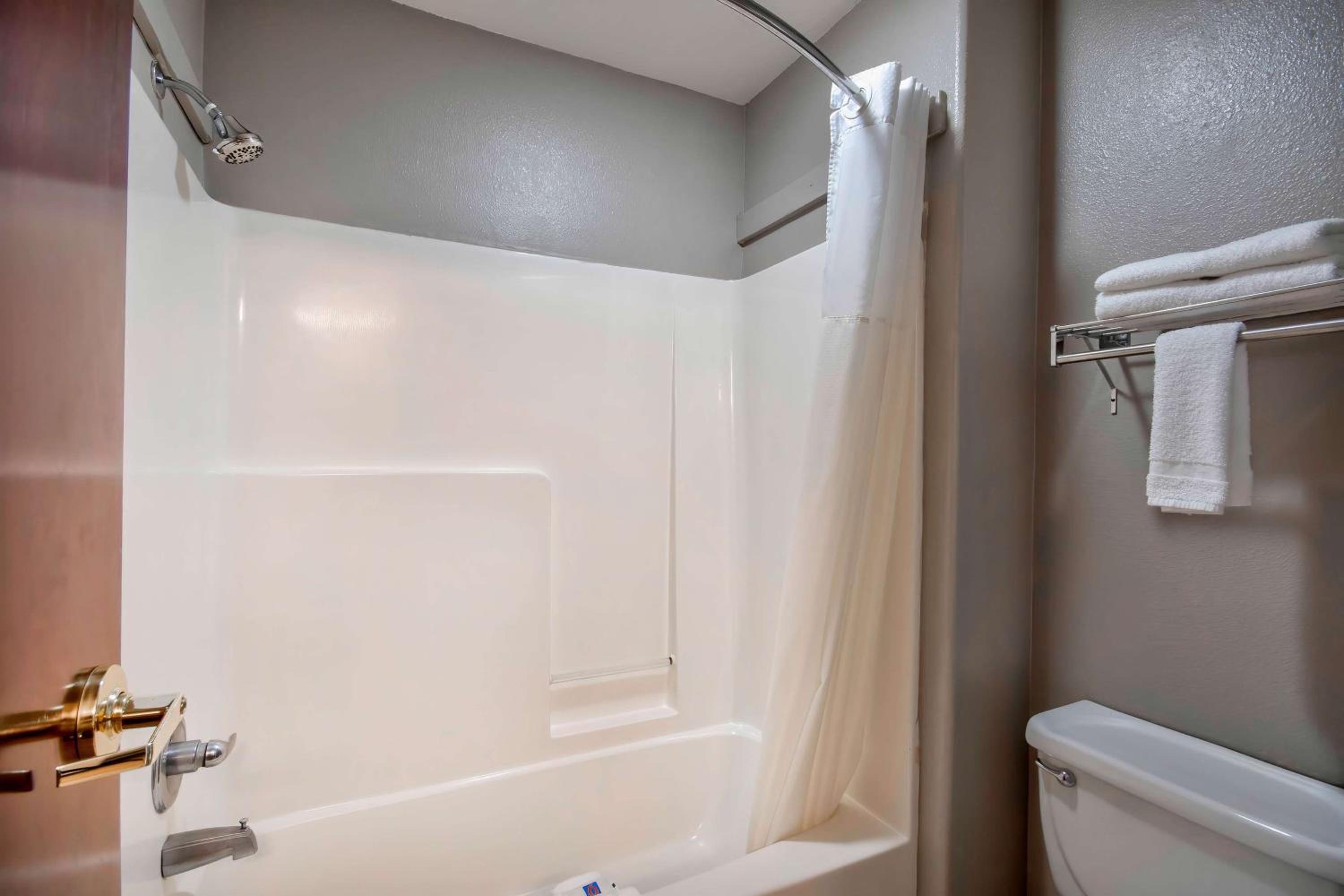 Deluxe King Room - Non-Smoking - Photo 4