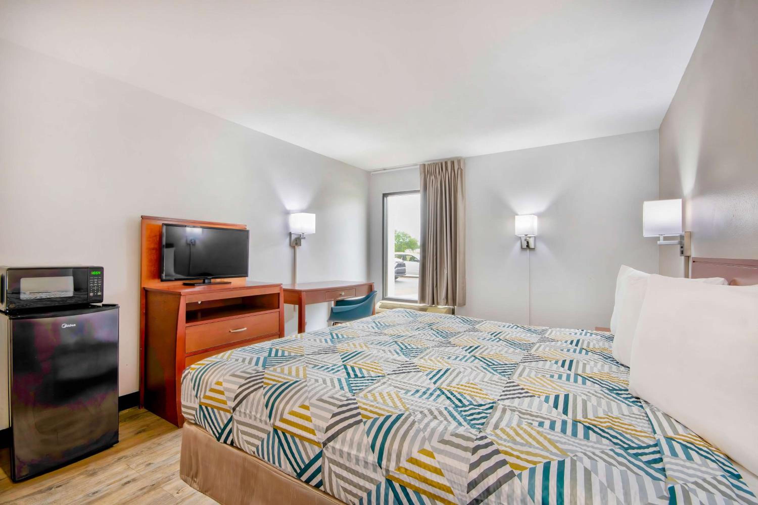 Deluxe King Room - Non-Smoking - Photo 1