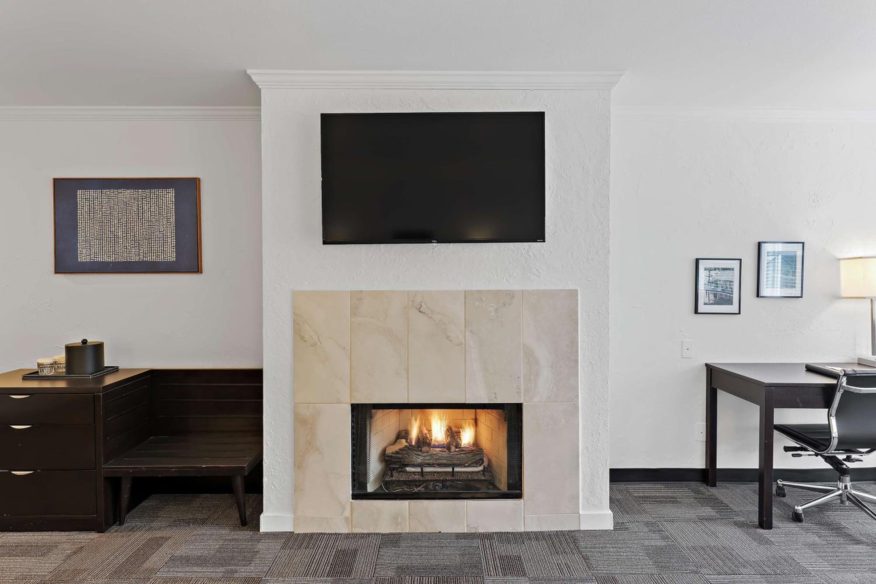 King Suite with Sofa Bed, Spa Bath, Fireplace and Full Kitchen - Non-Smoking - Photo 1