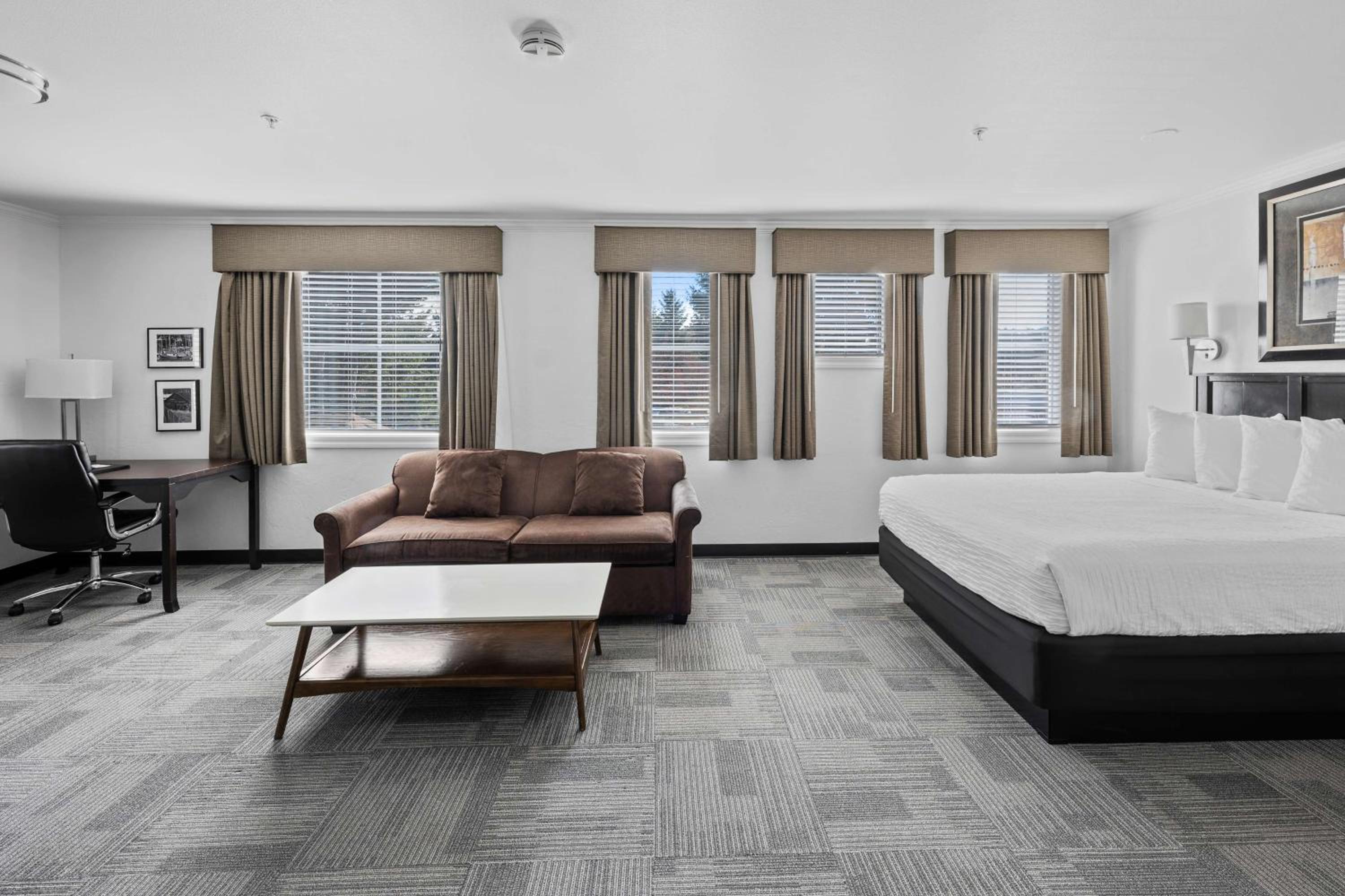 King Suite with Queen Sofa Bed - Balcony - Kitchenette - Non Smoking - Photo 1