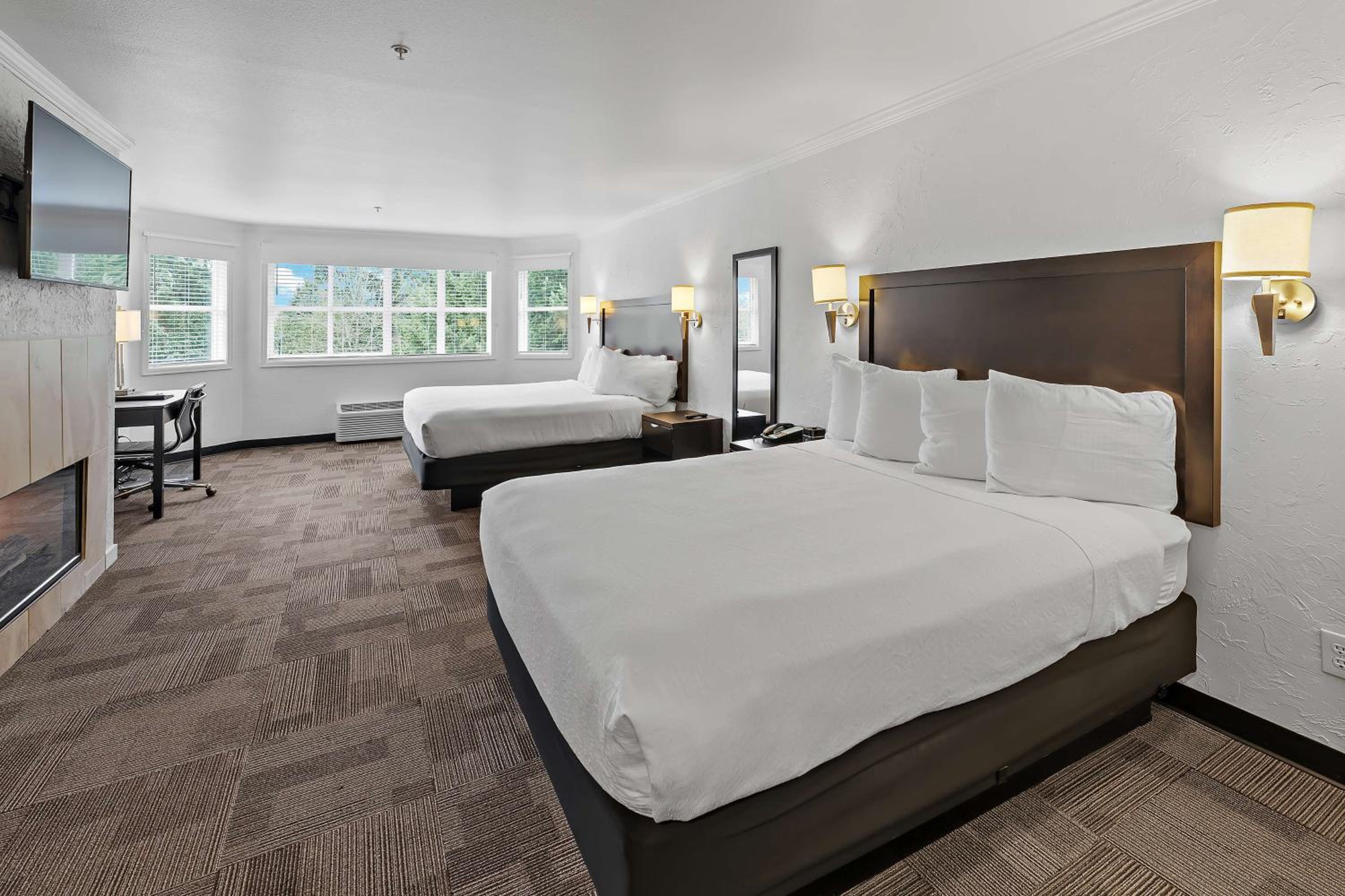 Room with One King and One Queen Bed - Non-Smoking - Photo 1