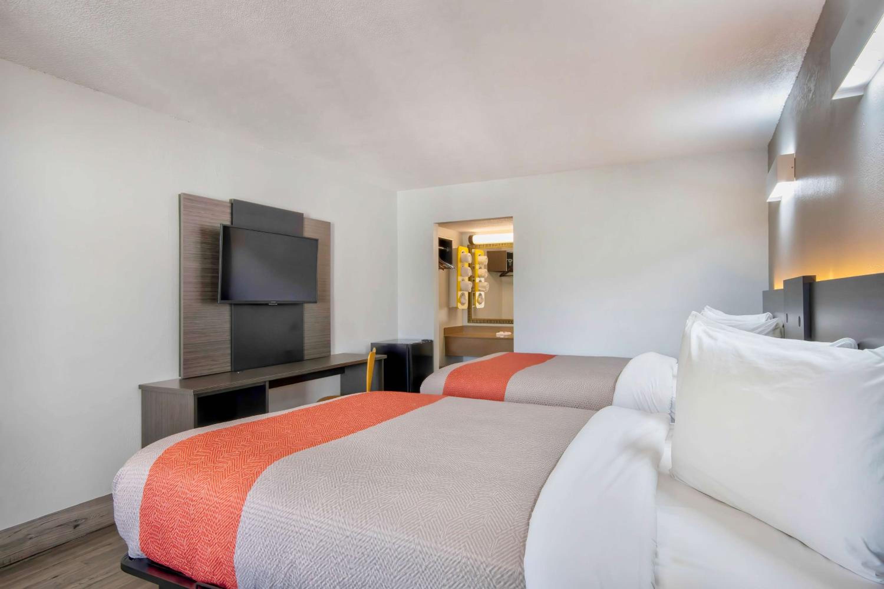 Deluxe Queen Room with Two Queen Beds - Smoking
