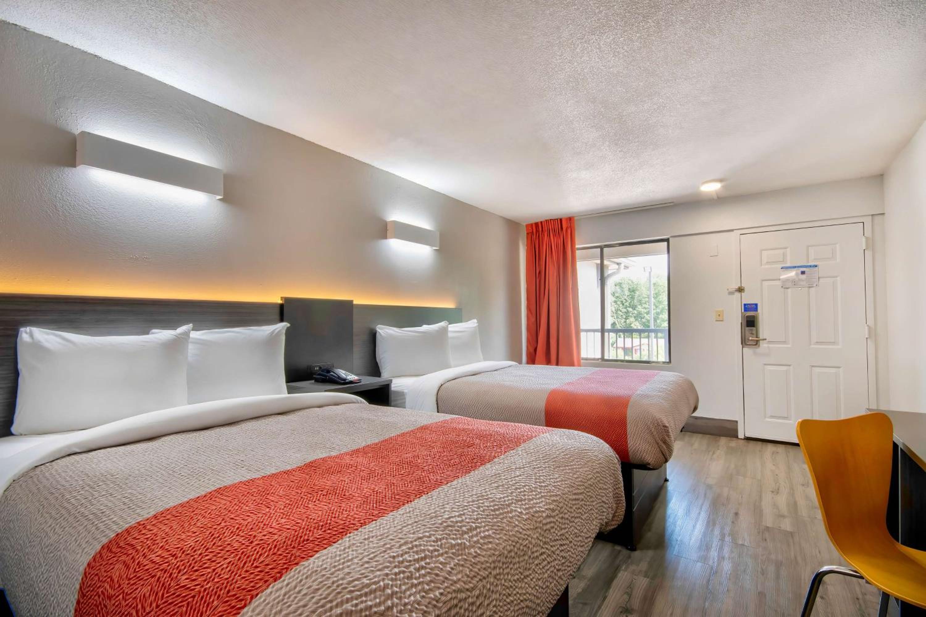 Deluxe Queen Room with Two Queen Beds - Smoking
