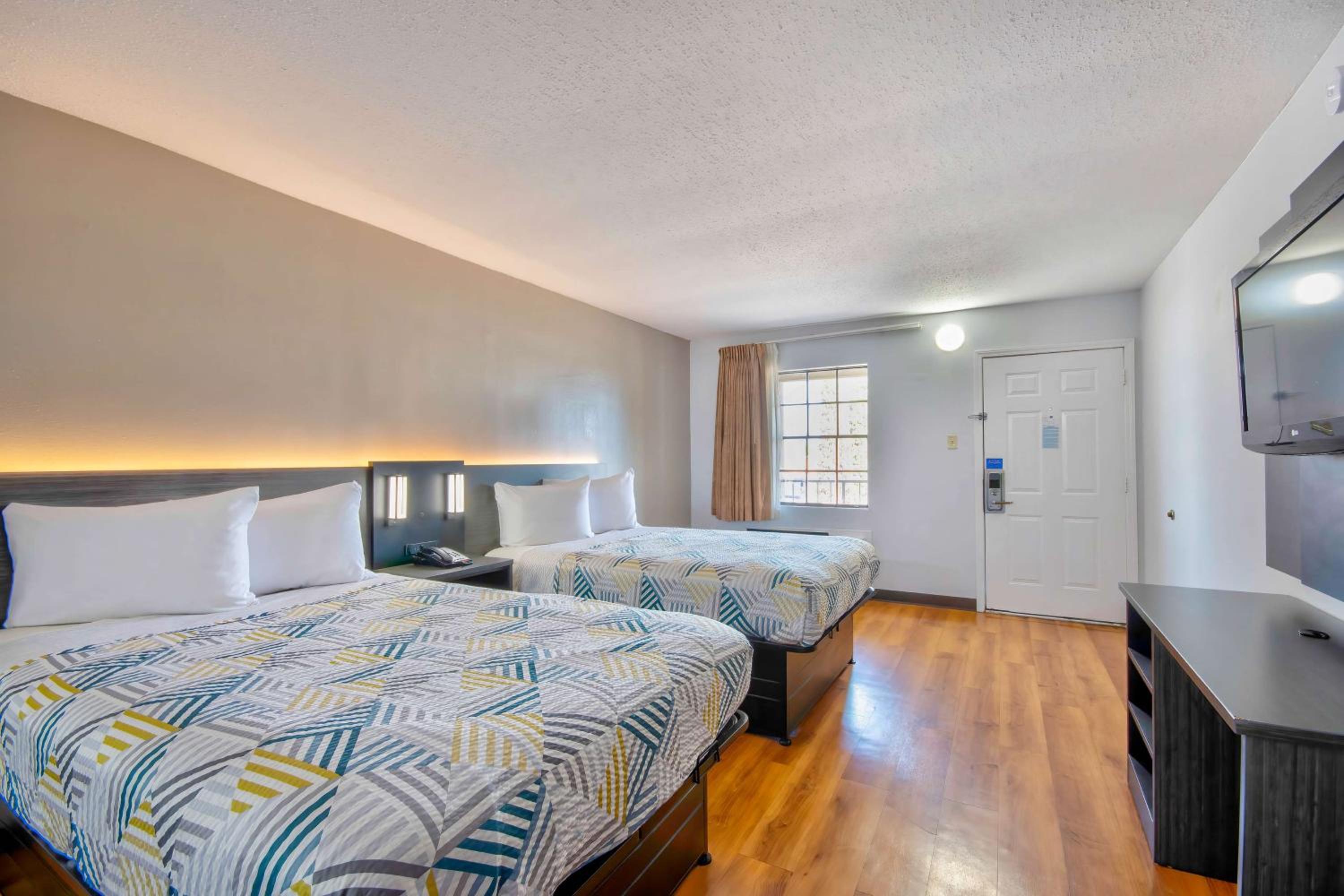 Quadruple Room - Non-Smoking - Photo 3