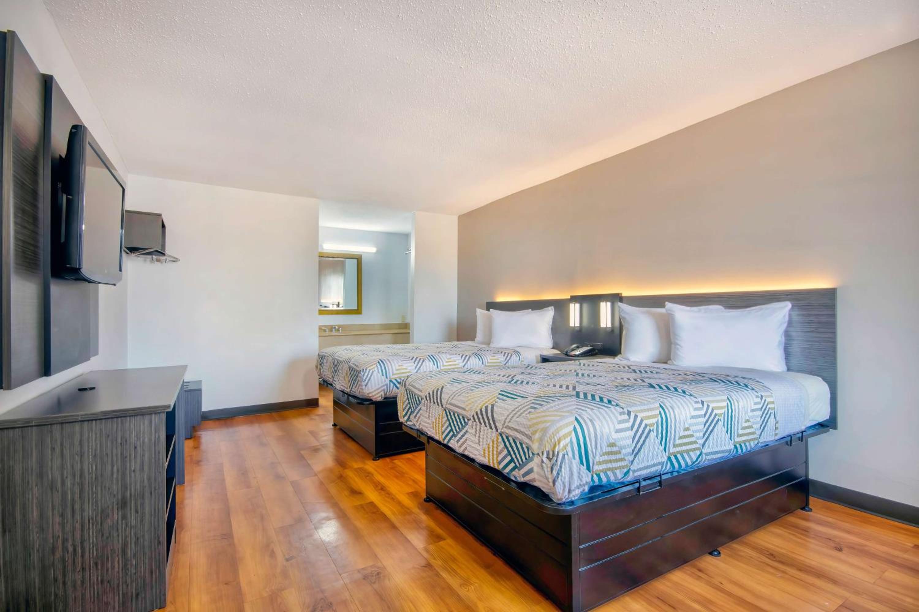 Quadruple Room - Non-Smoking - Photo 1
