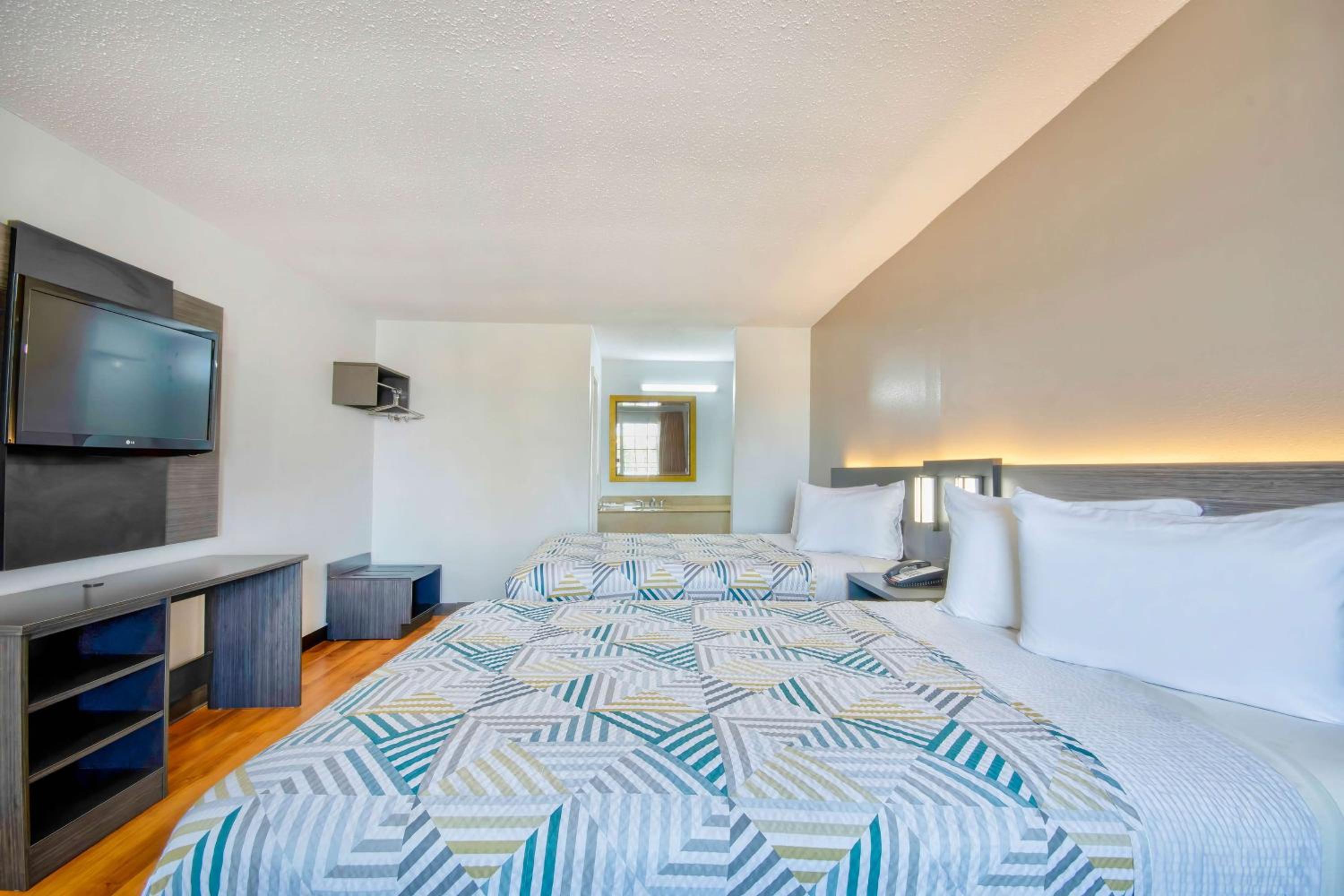 Quadruple Room - Non-Smoking - Photo 2