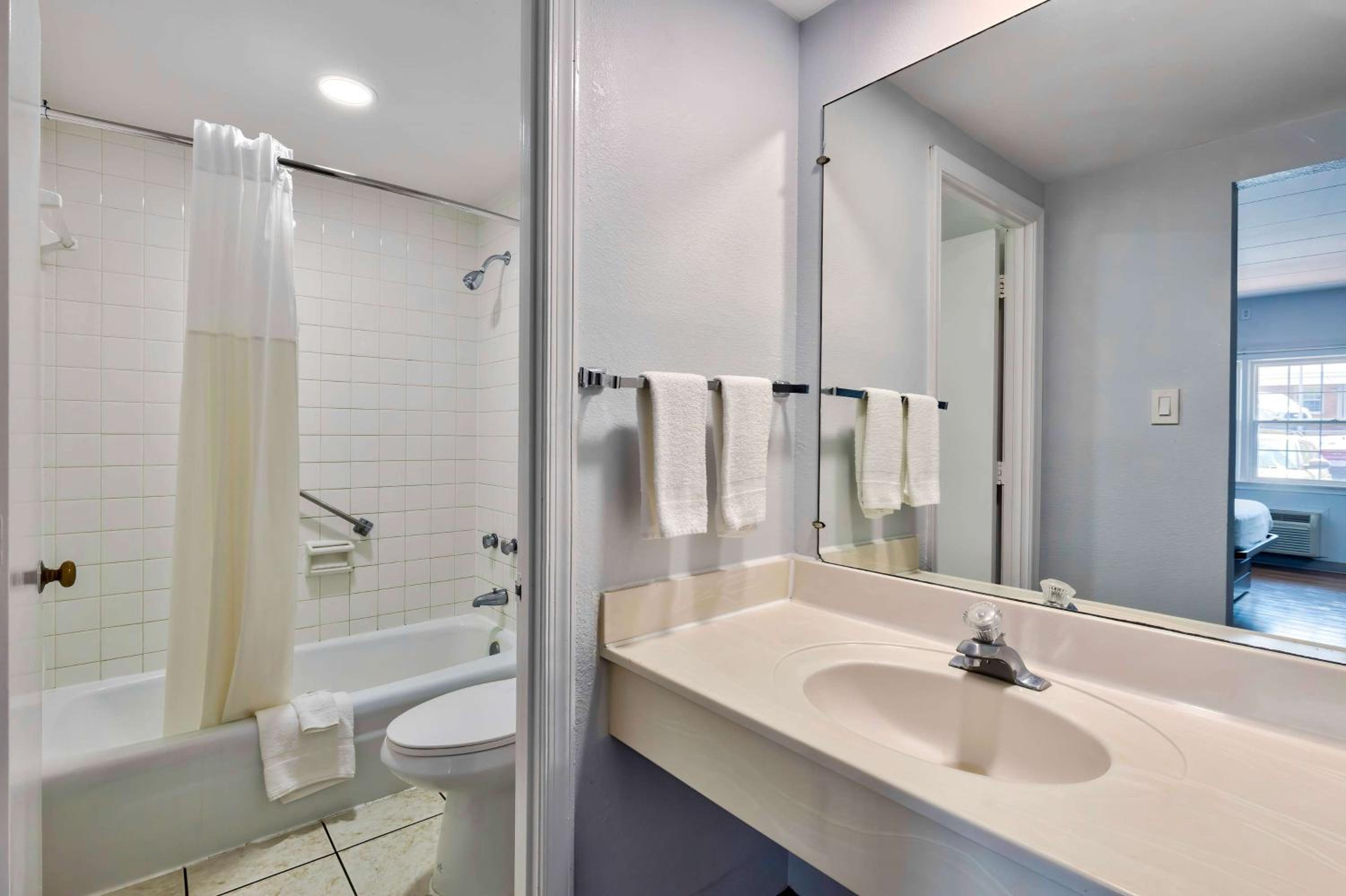 Quadruple Room - Disability Access - Non-Smoking photo 3