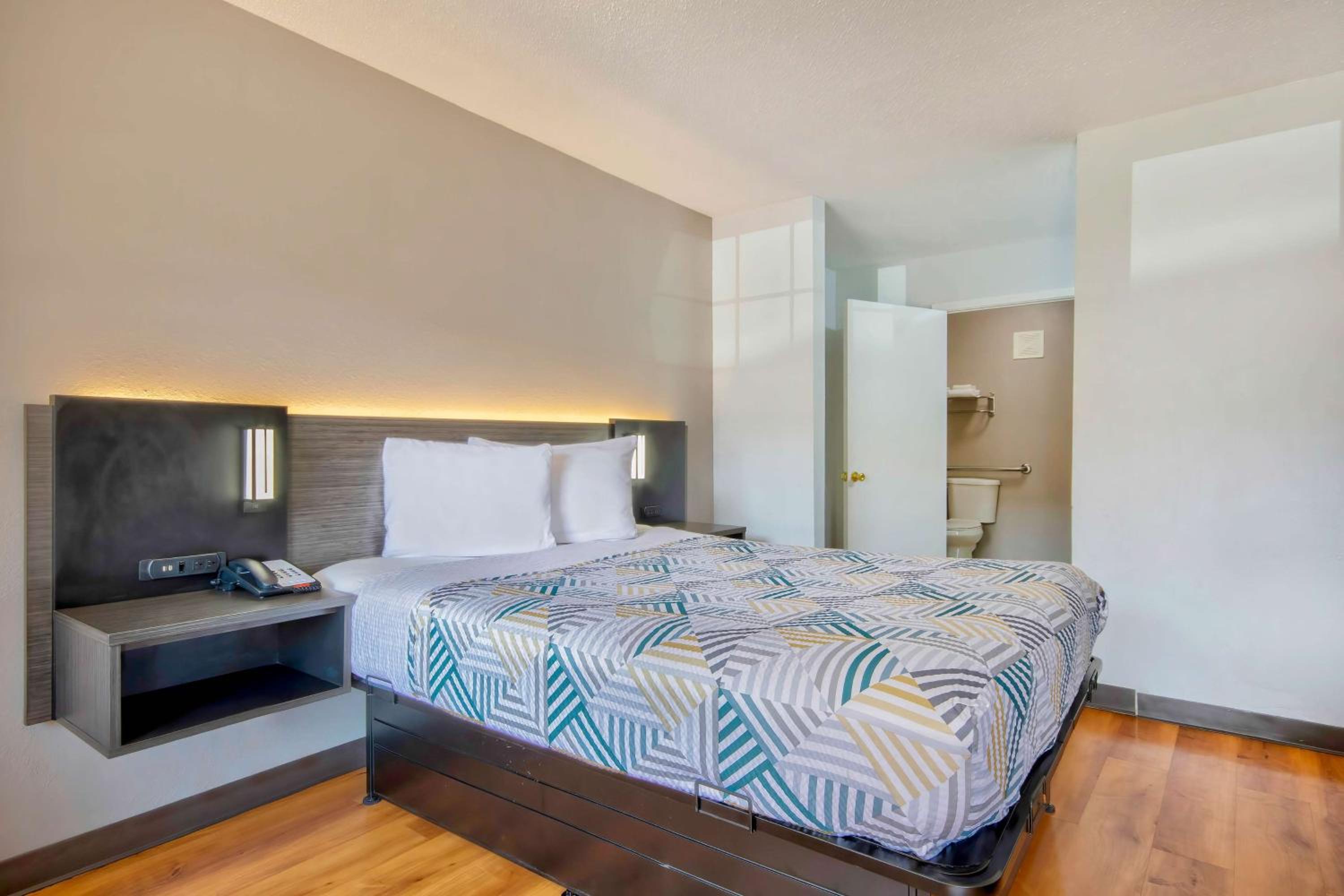 Double Room - Non-Smoking  - Photo 6
