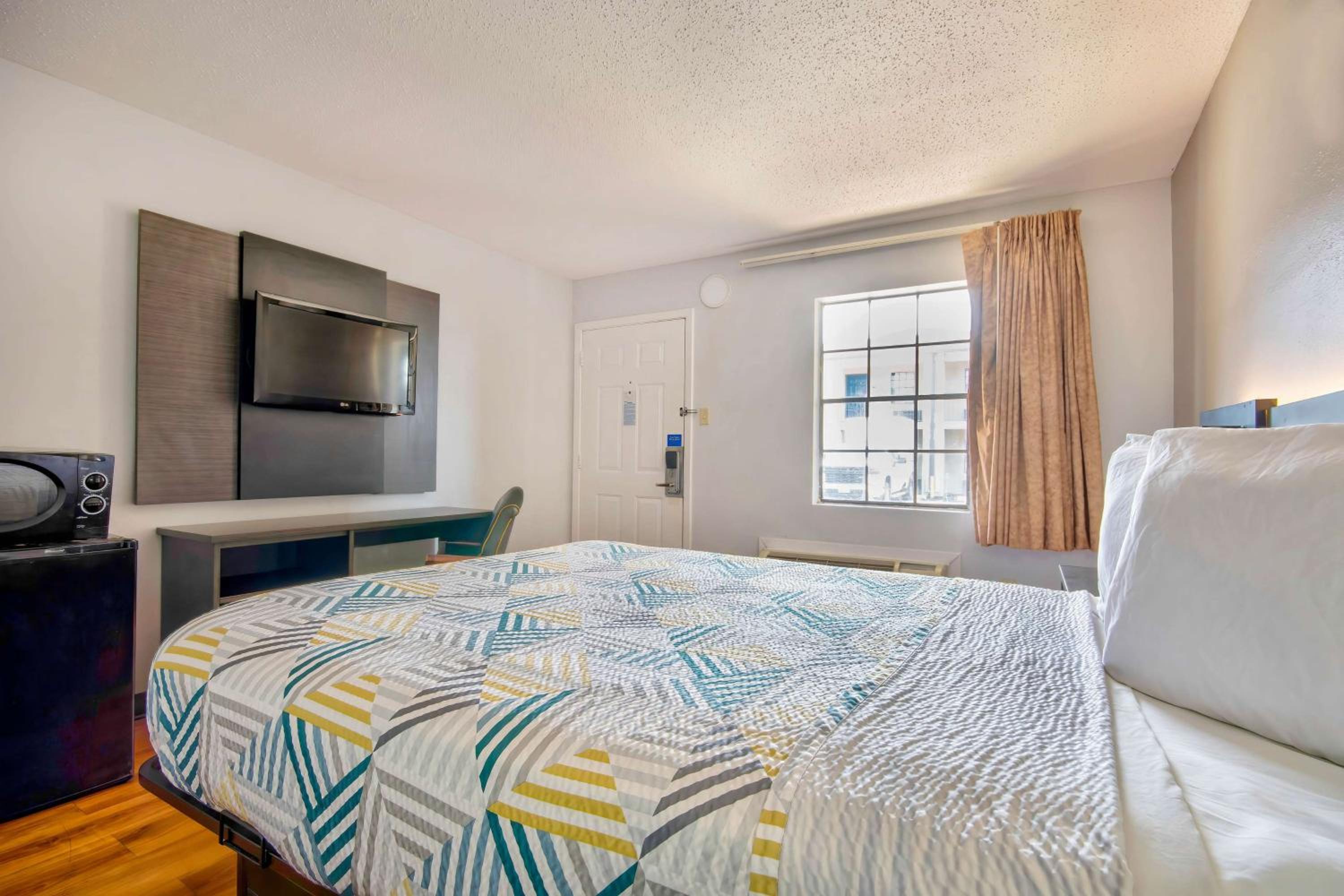 King Room - Non-Smoking - Photo 2