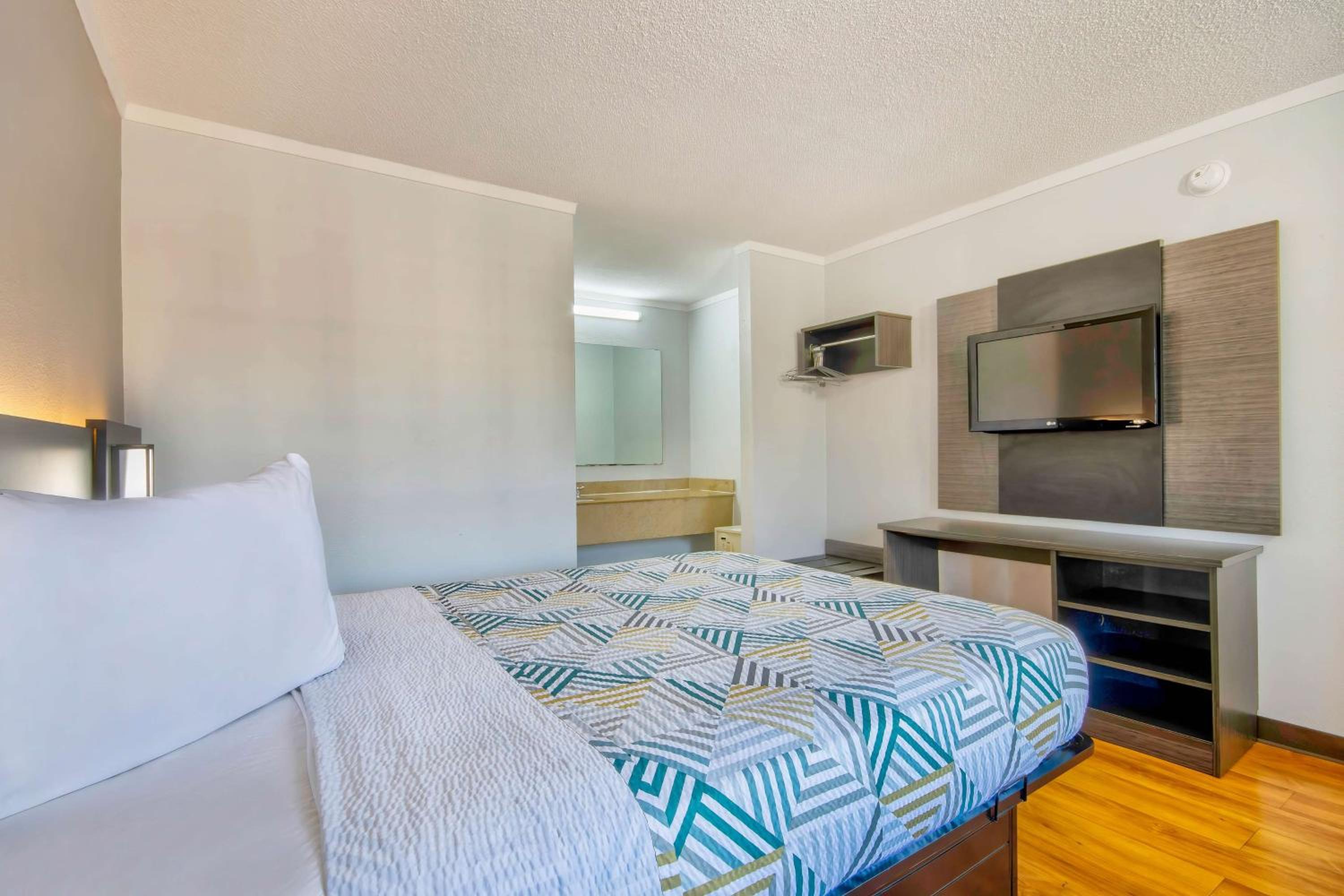 Double Room - Non-Smoking  - Photo 4