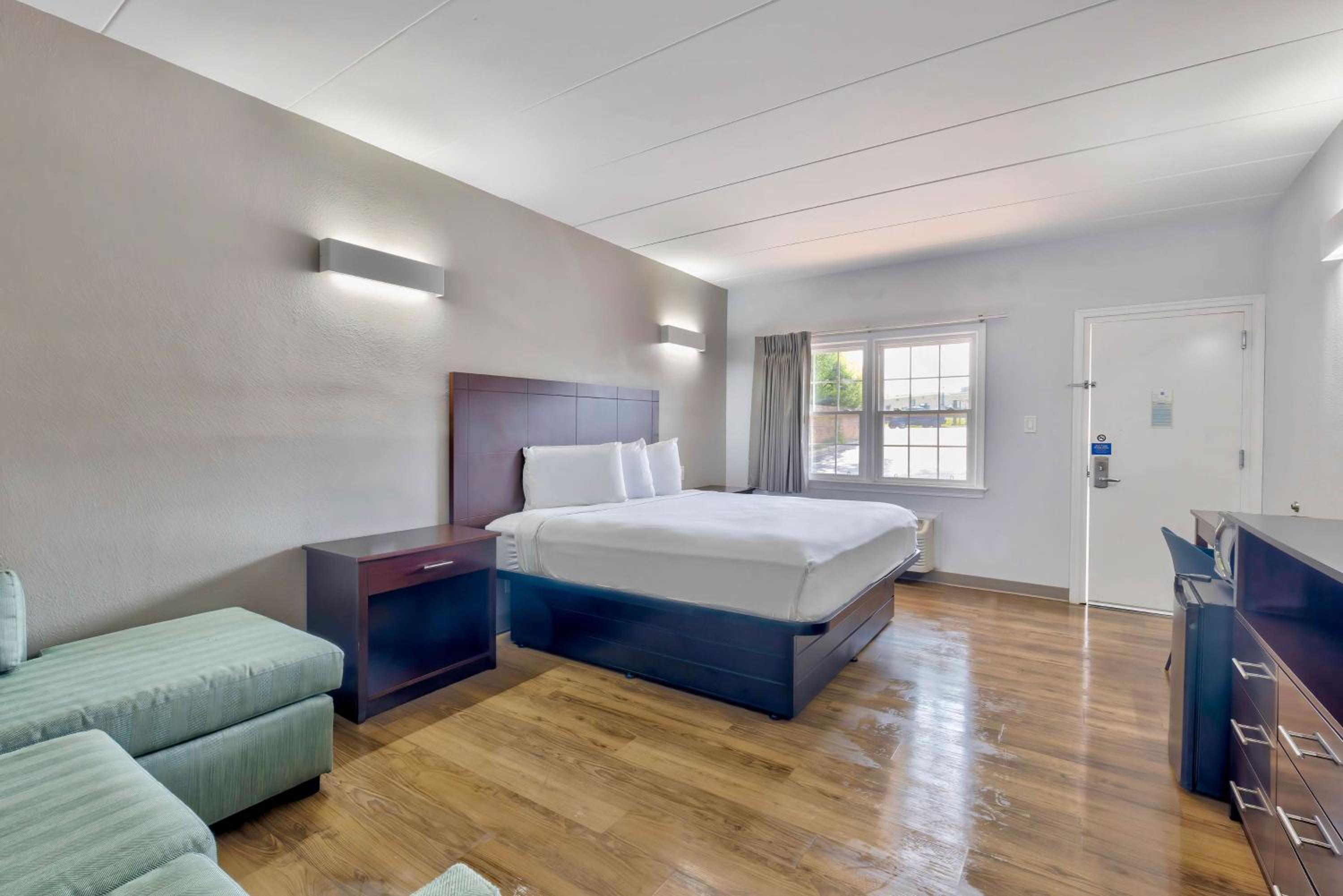 Deluxe King Room - Non-Smoking photo 3