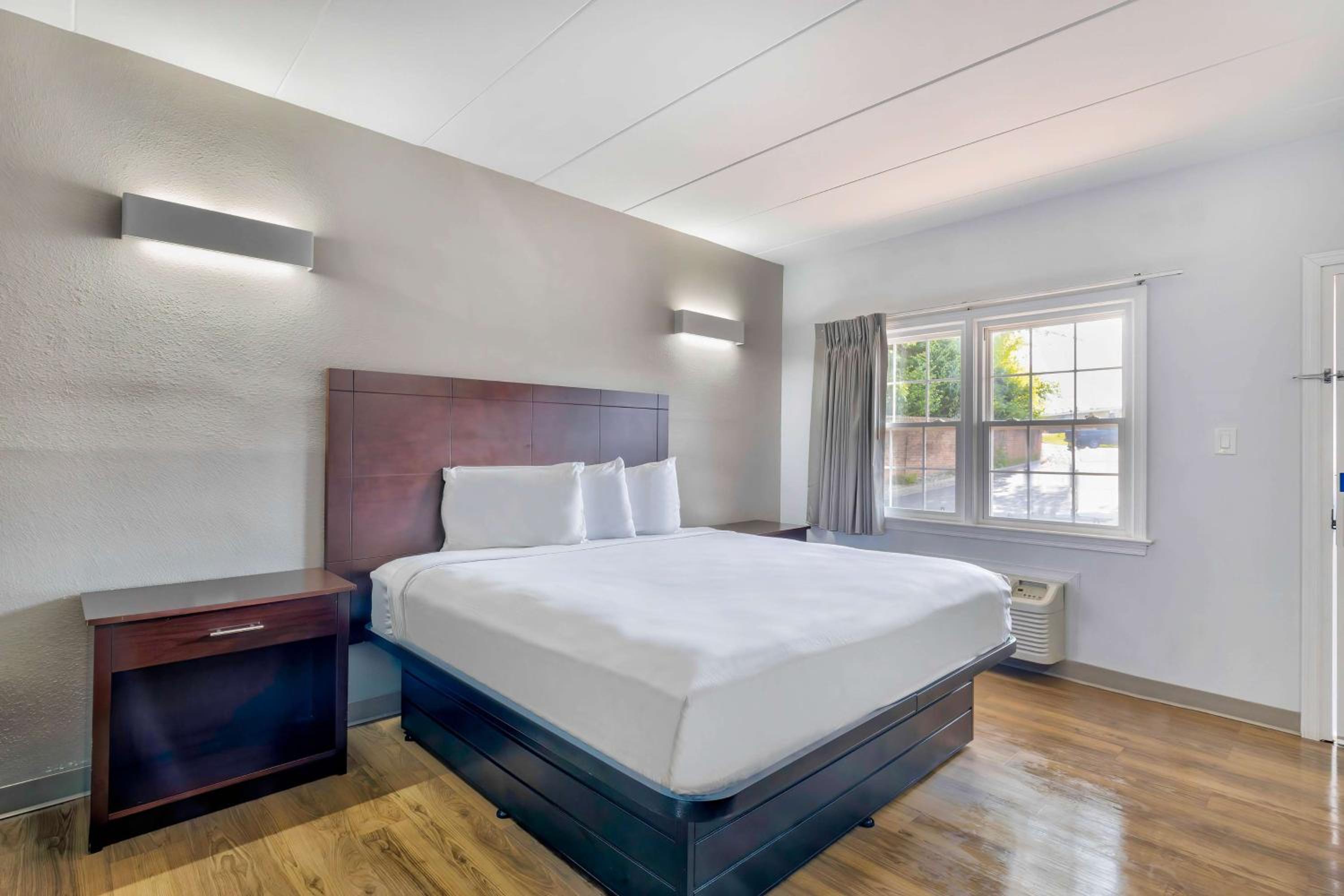 Deluxe King Room - Non-Smoking photo 2