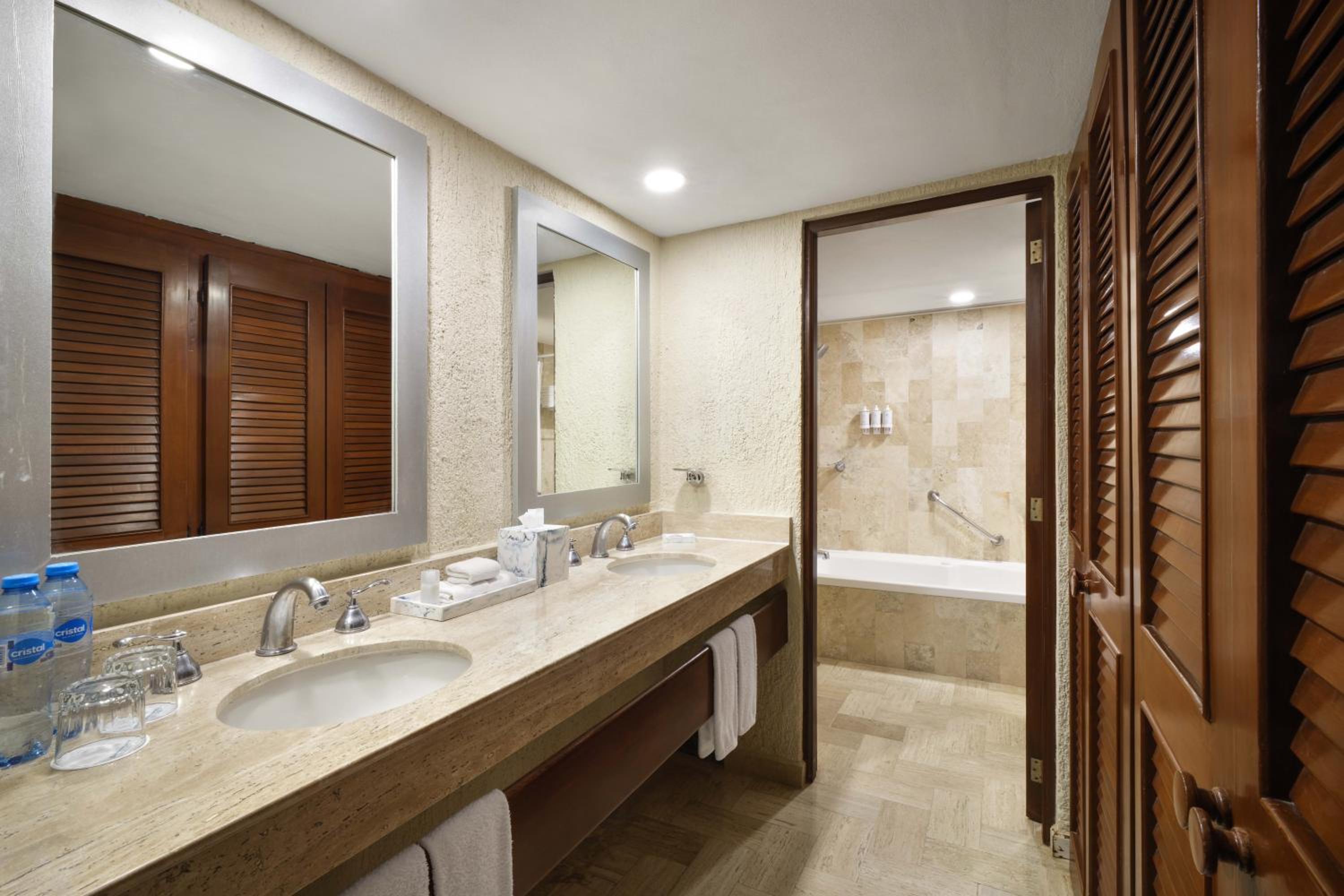 Three-Bedroom Deluxe Villa with Two King Beds and Two Double Beds - Non-Smoking - Photo 7