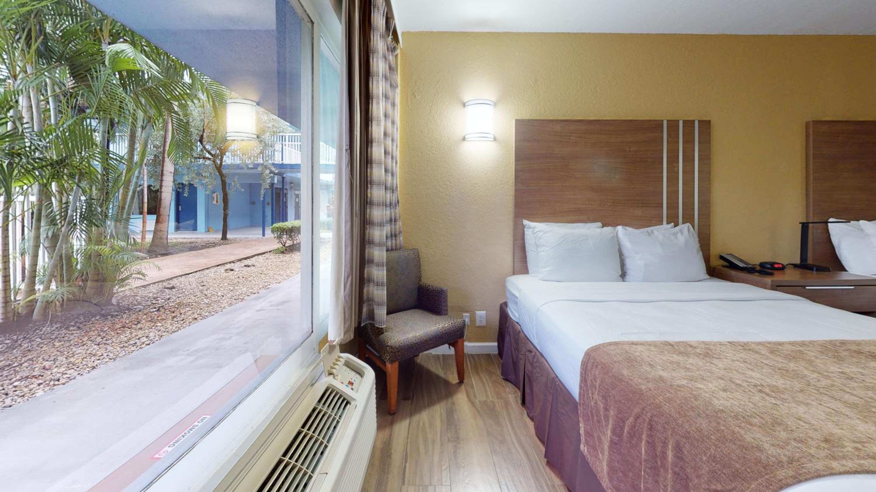 Queen Room with Two Queen Beds - Non Smoking - Photo 3