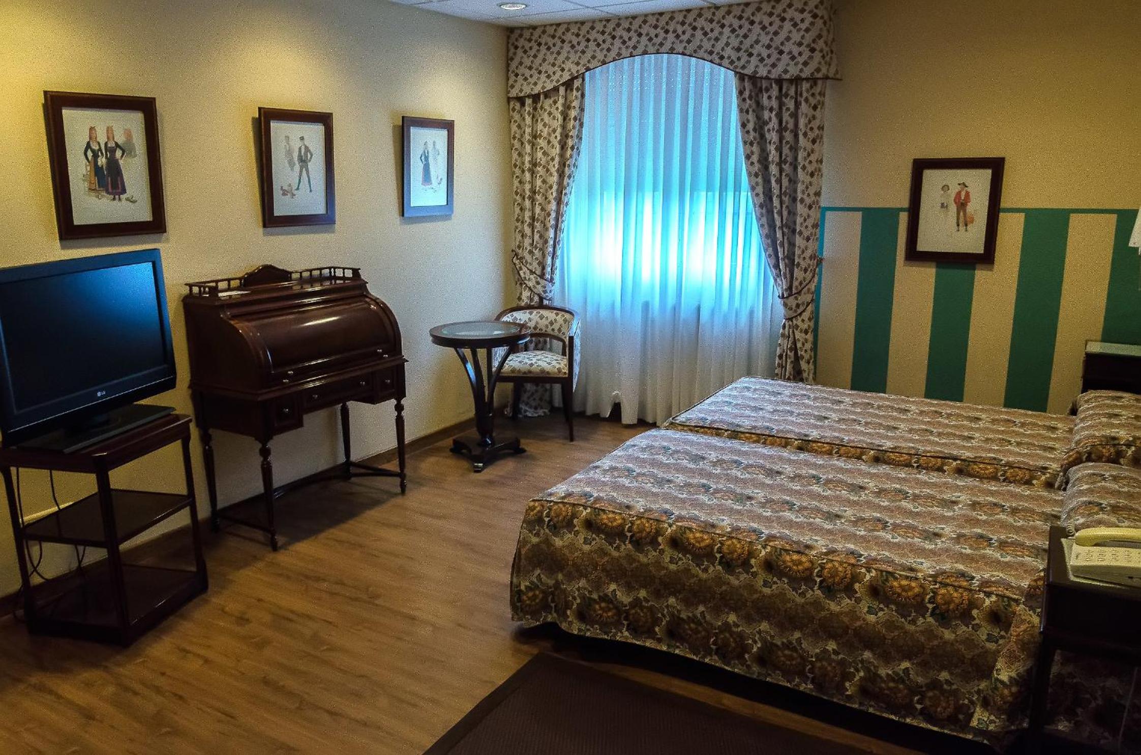 Double or Twin Room - Photo 6