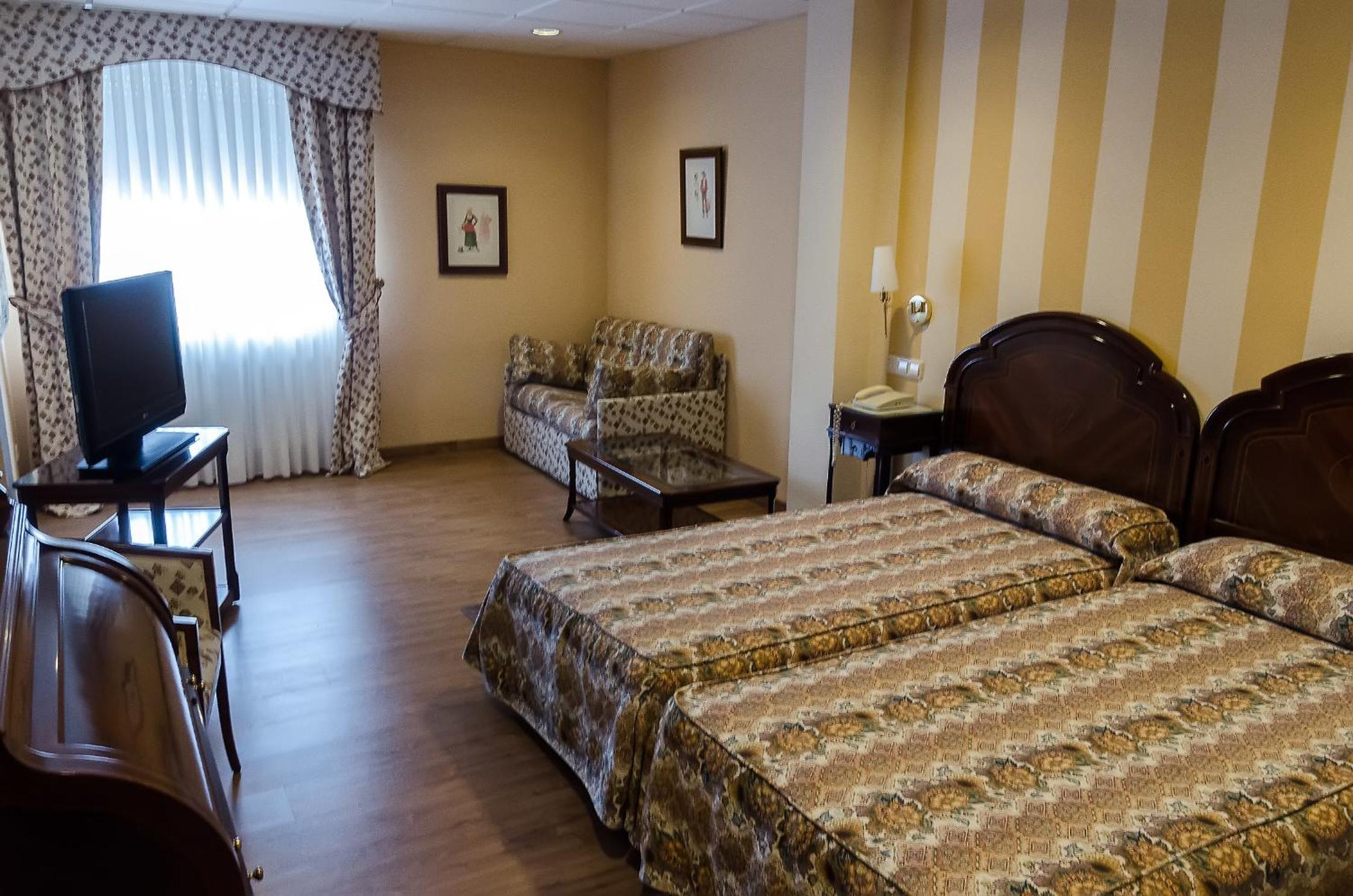 Double or Twin Room - Photo 8