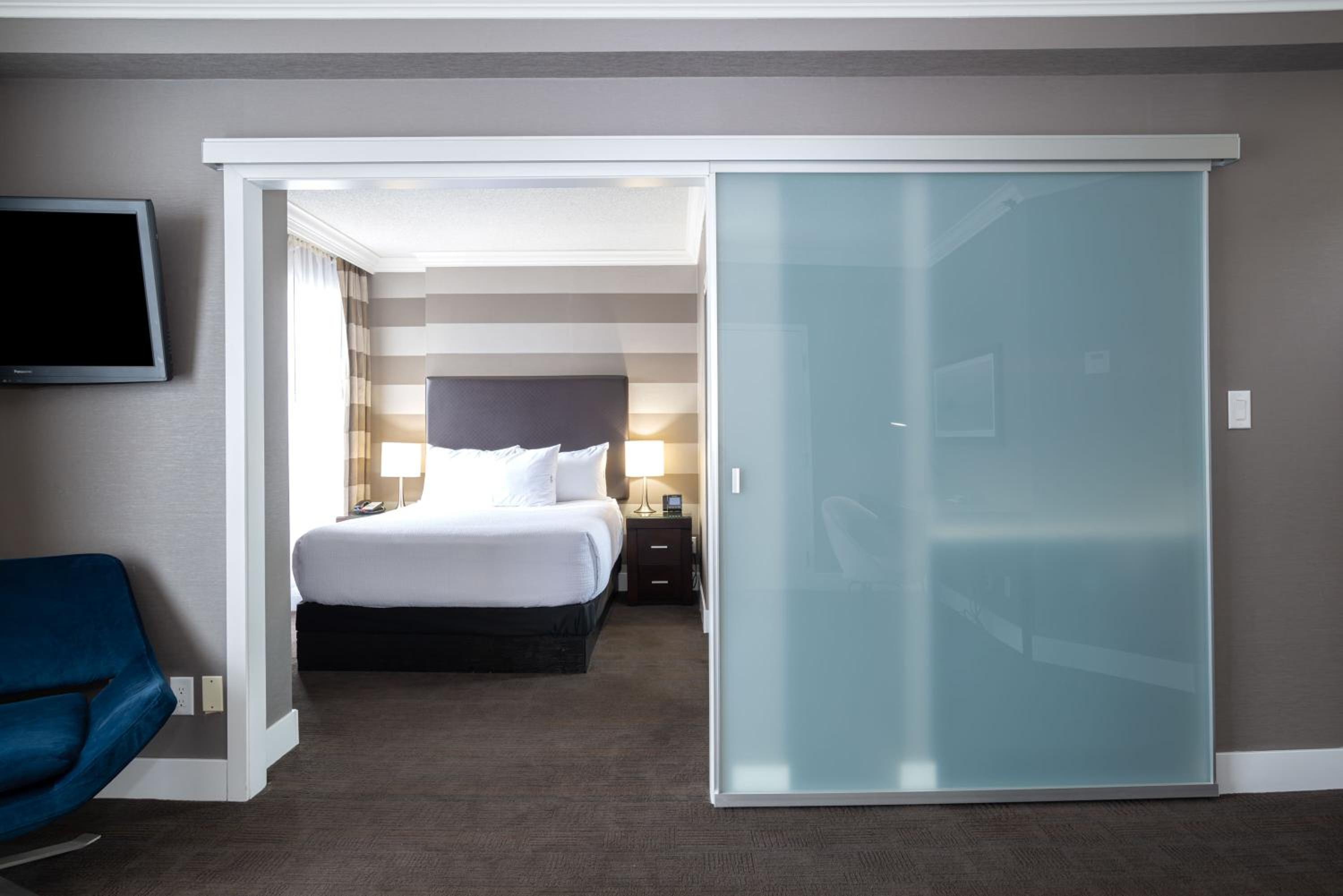 Standard Suite, 1 Queen Bed, Sofa Bed thumbnail 5