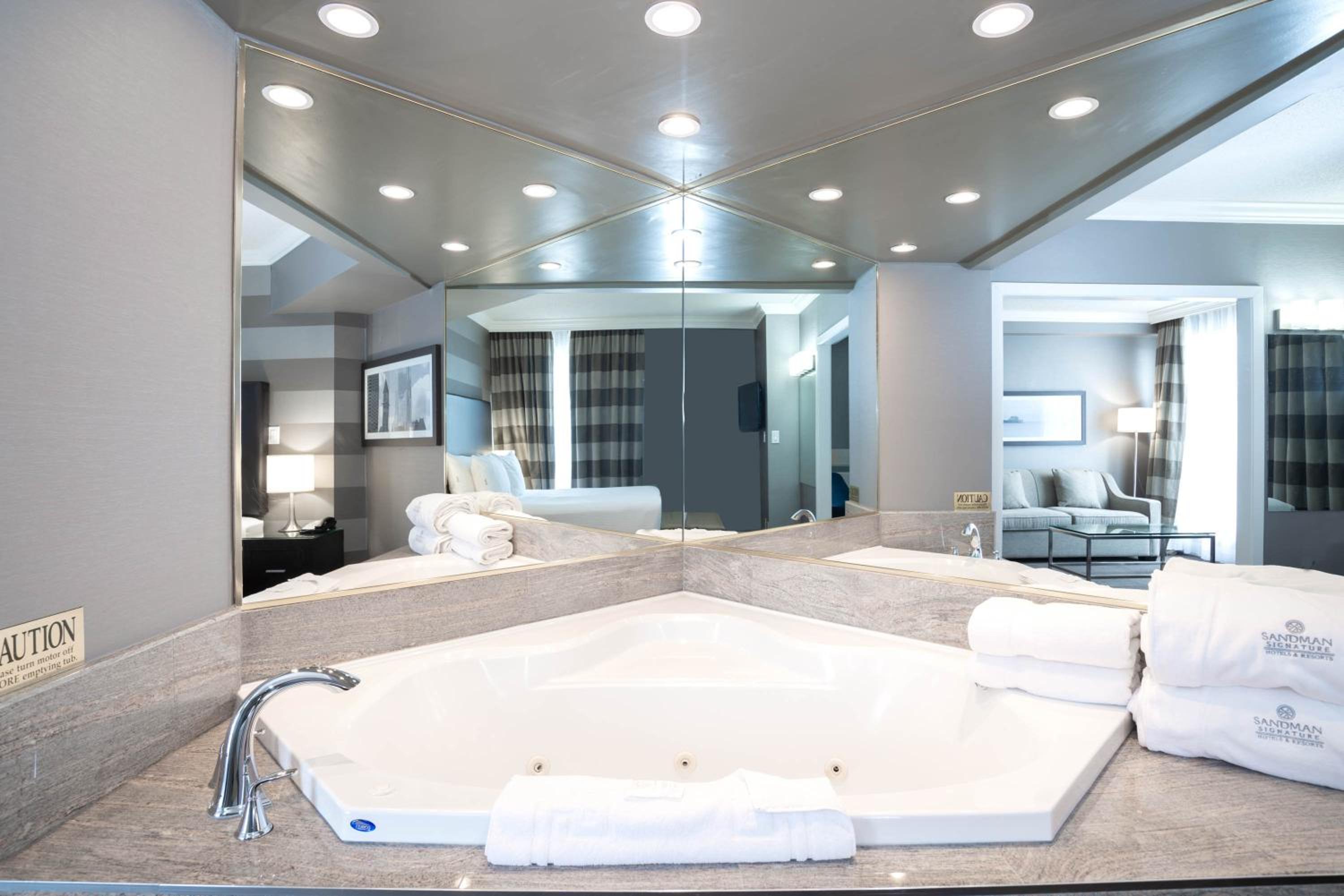 Jacuzzi Suite, 1 King Bed, Sofa Bed thumbnail 6