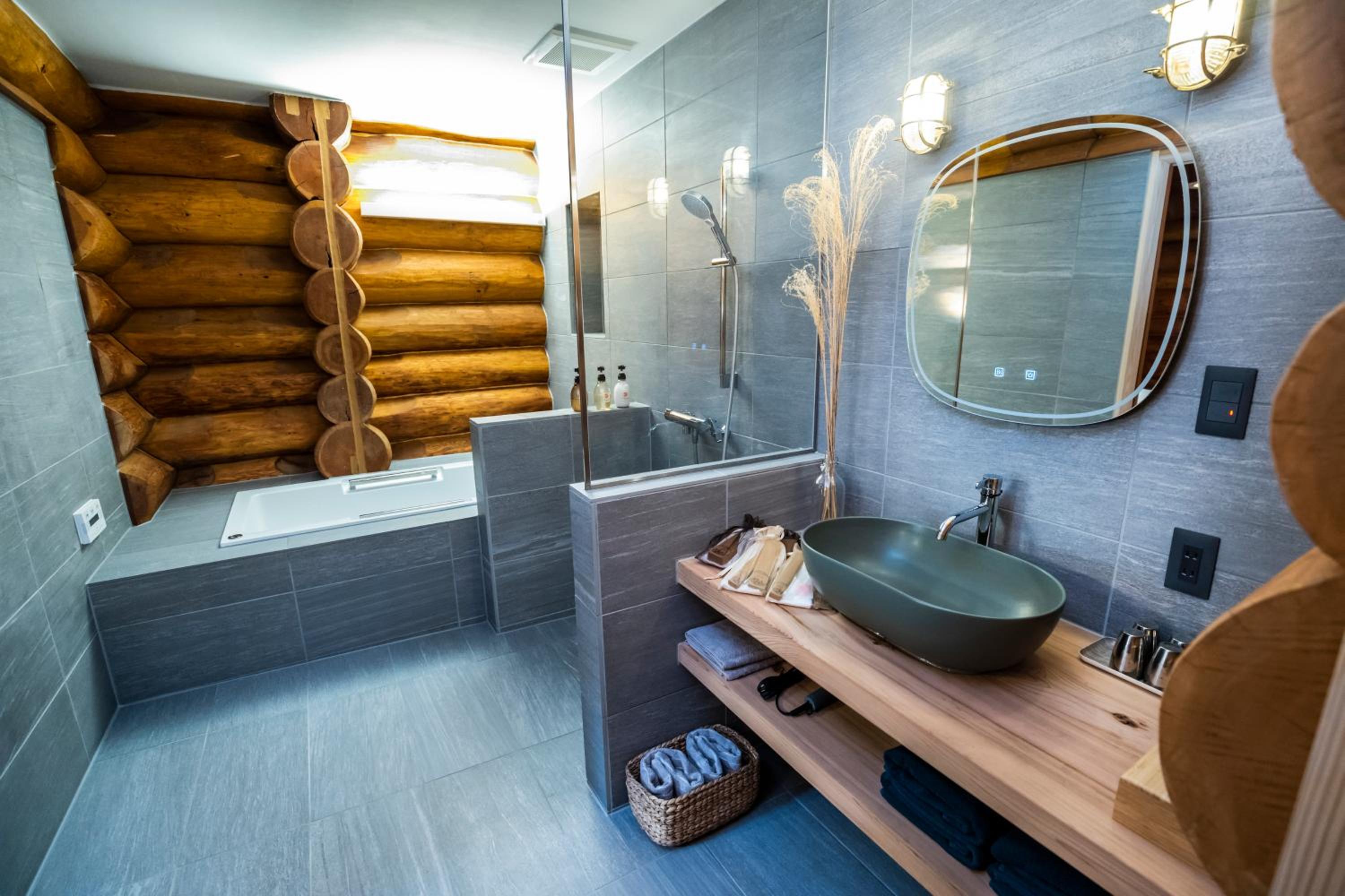 Suite with Mountain View - Photo 7