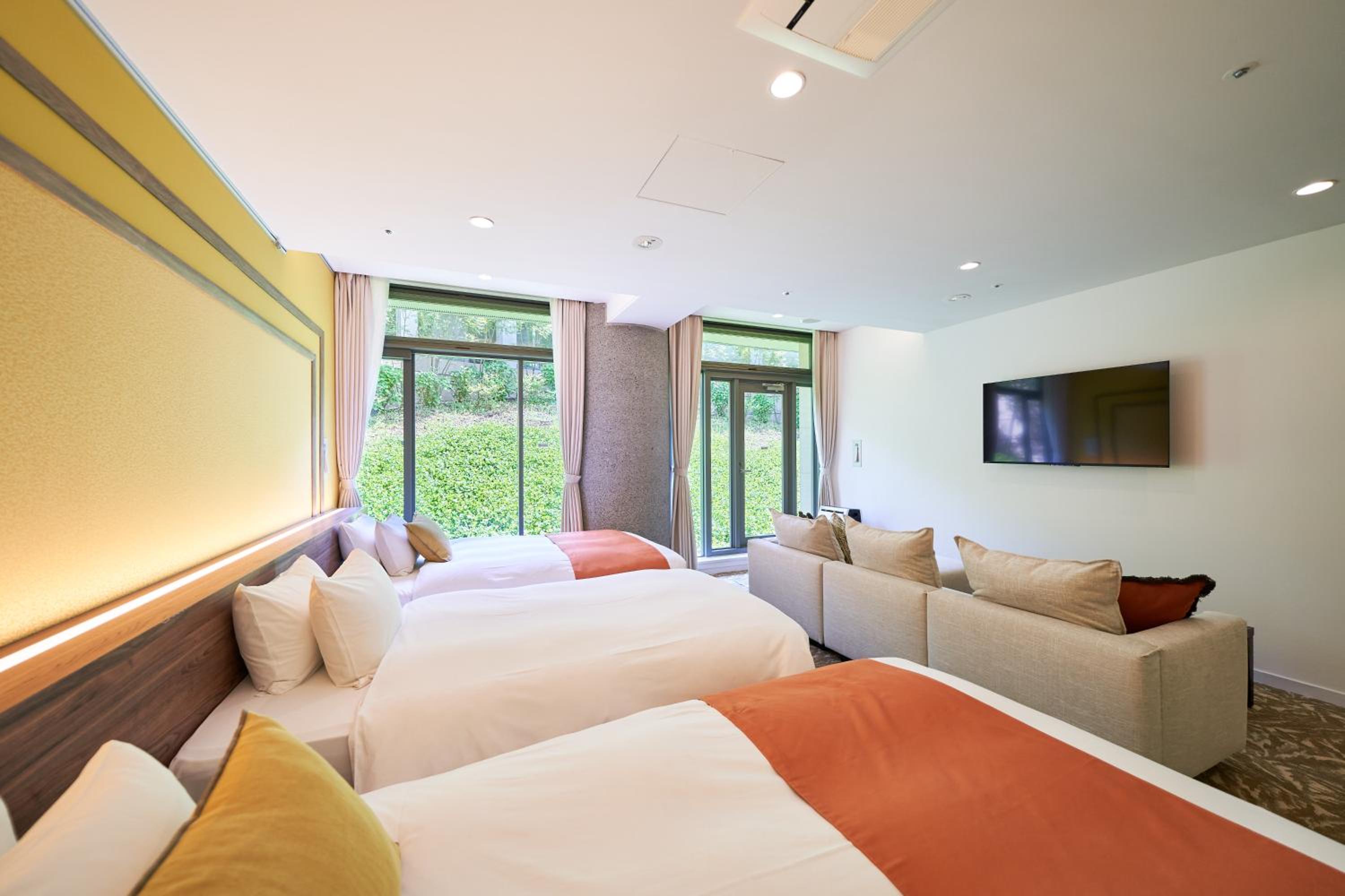Deluxe Twin Room A thumbnail 5