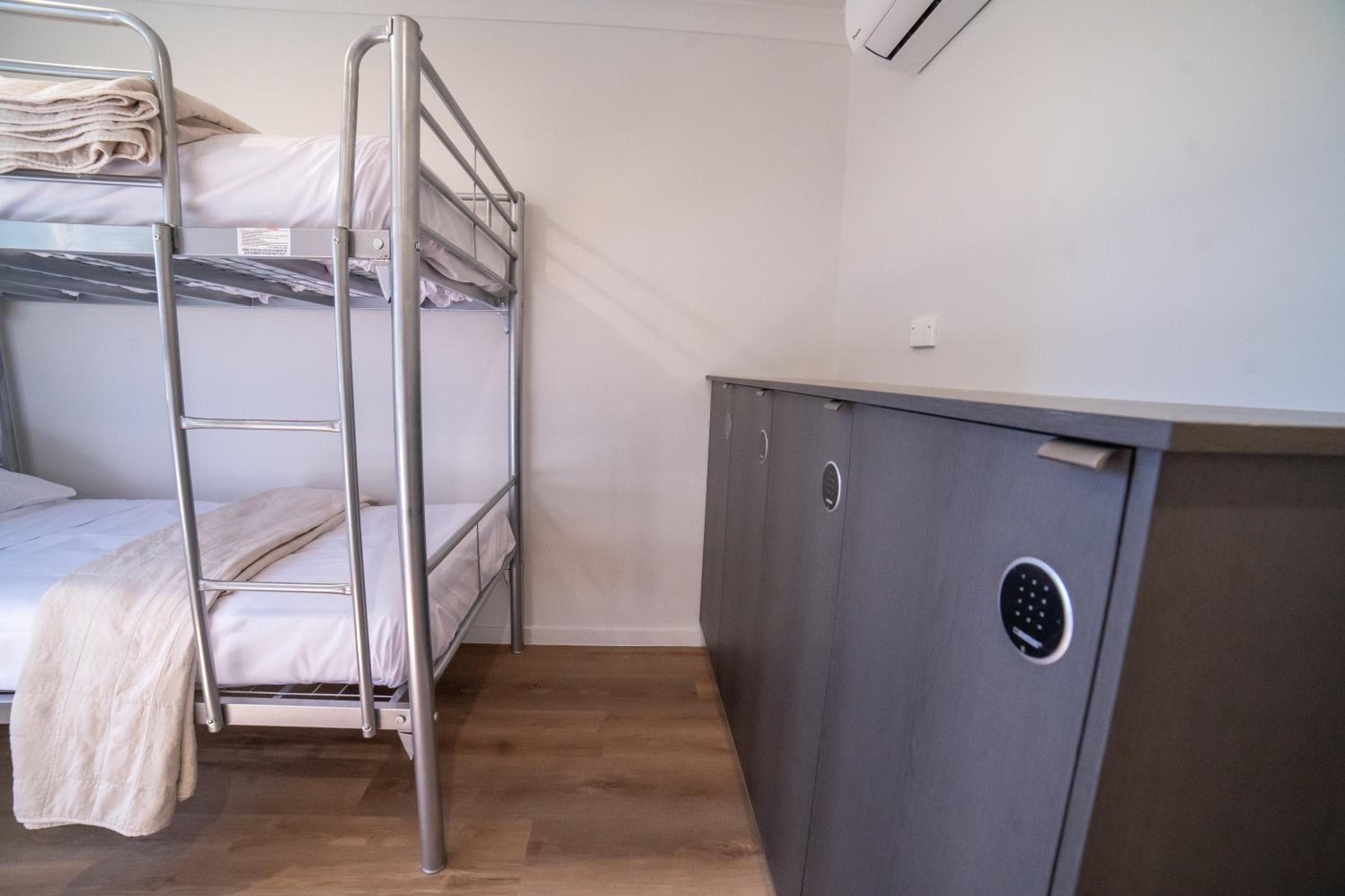 Bed in 8-Bed Mixed Dormitory Room photo 1