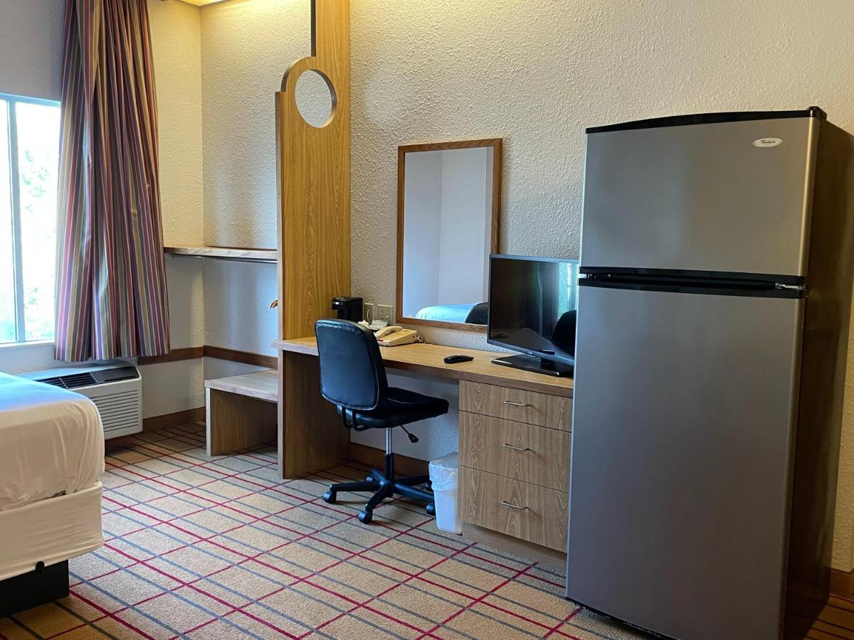 Queen Room - Disability Access with kitchenette photo 2