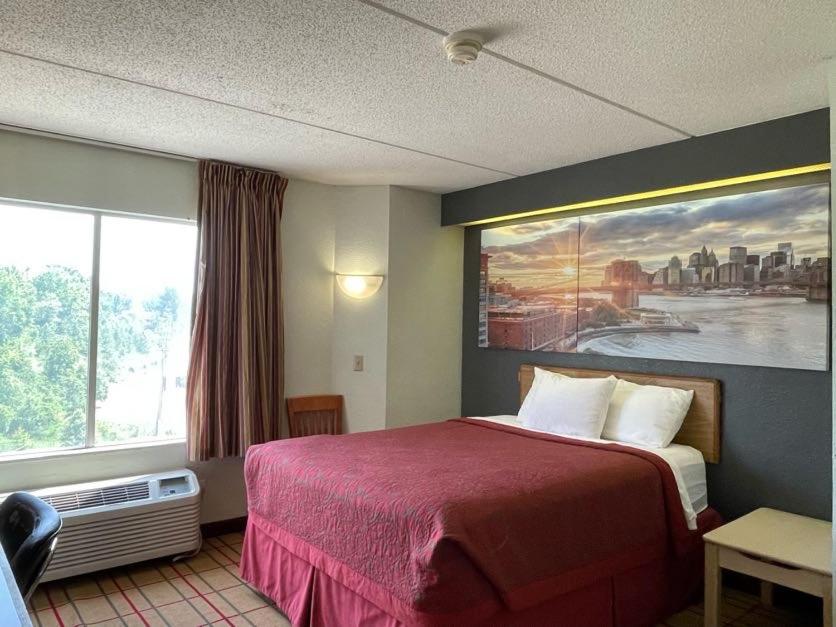 Queen Room with Full Kitchenette photo 3